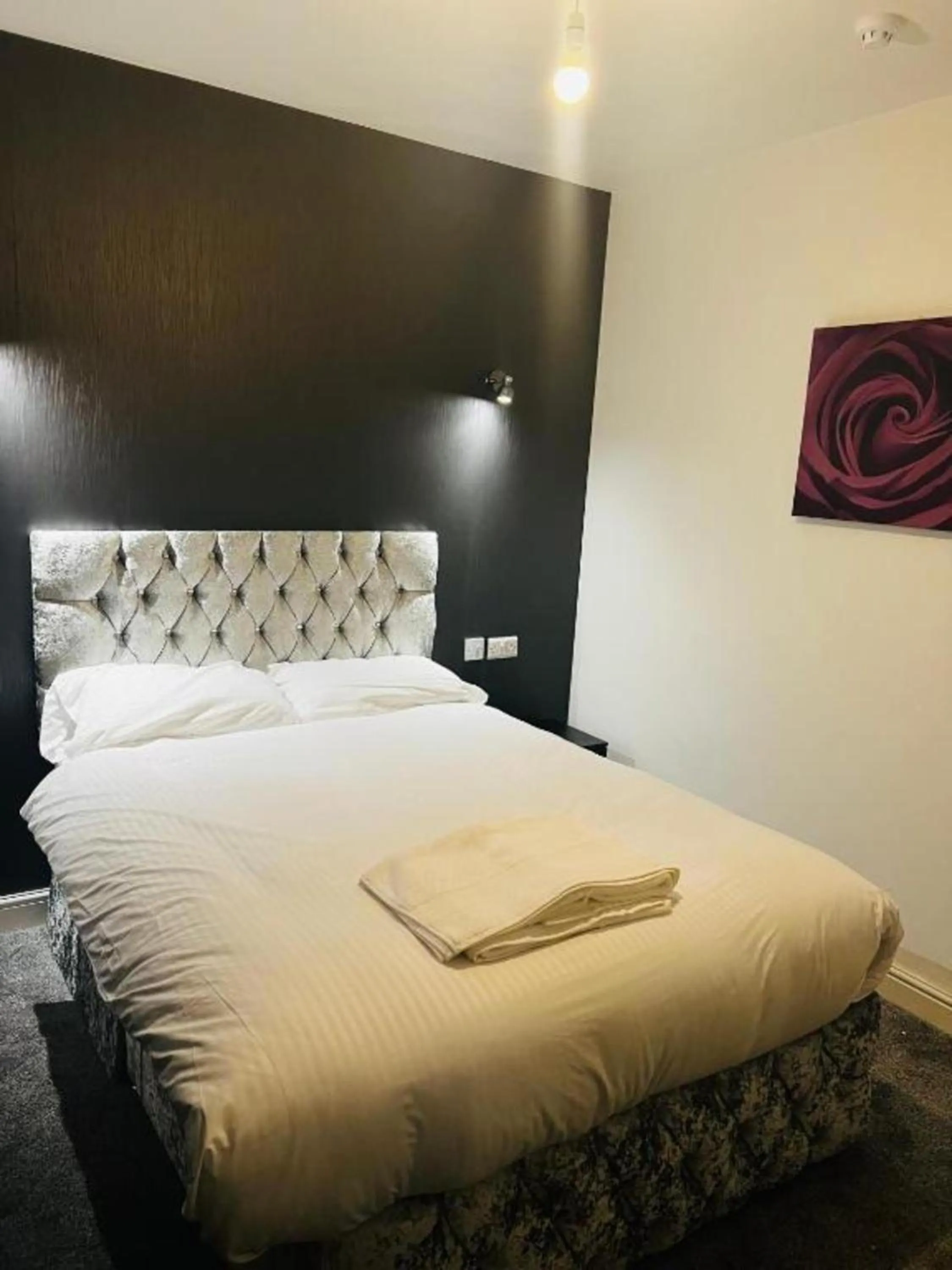 Photo of the whole room, Bed in OYO The Pleasant House