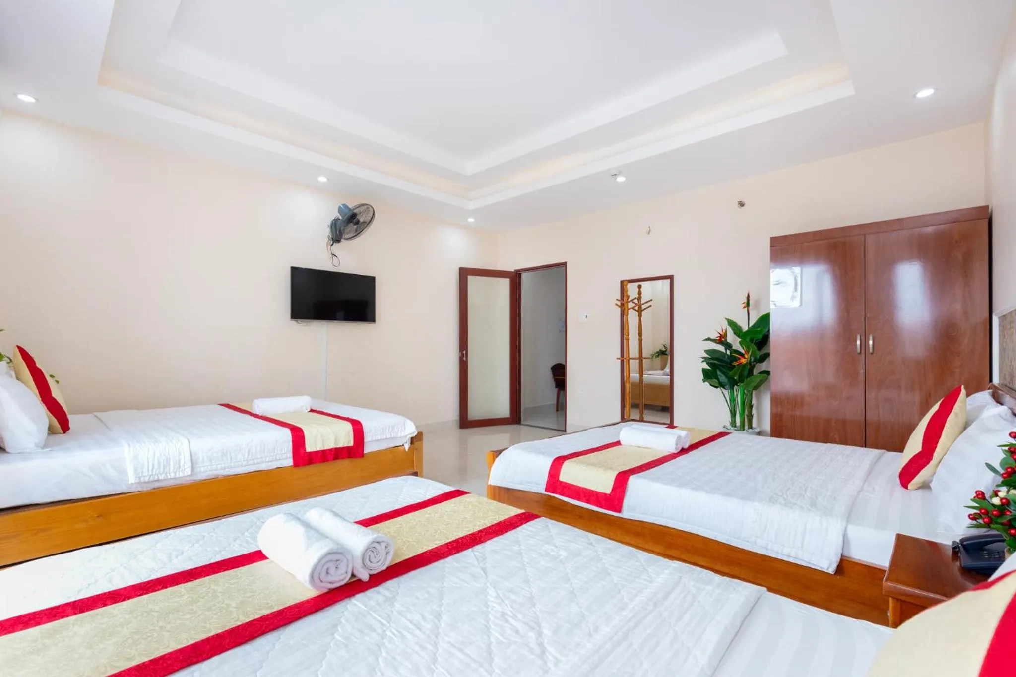Communal lounge/ TV room, Bed in Biển Vàng Vũng Tàu Hotel