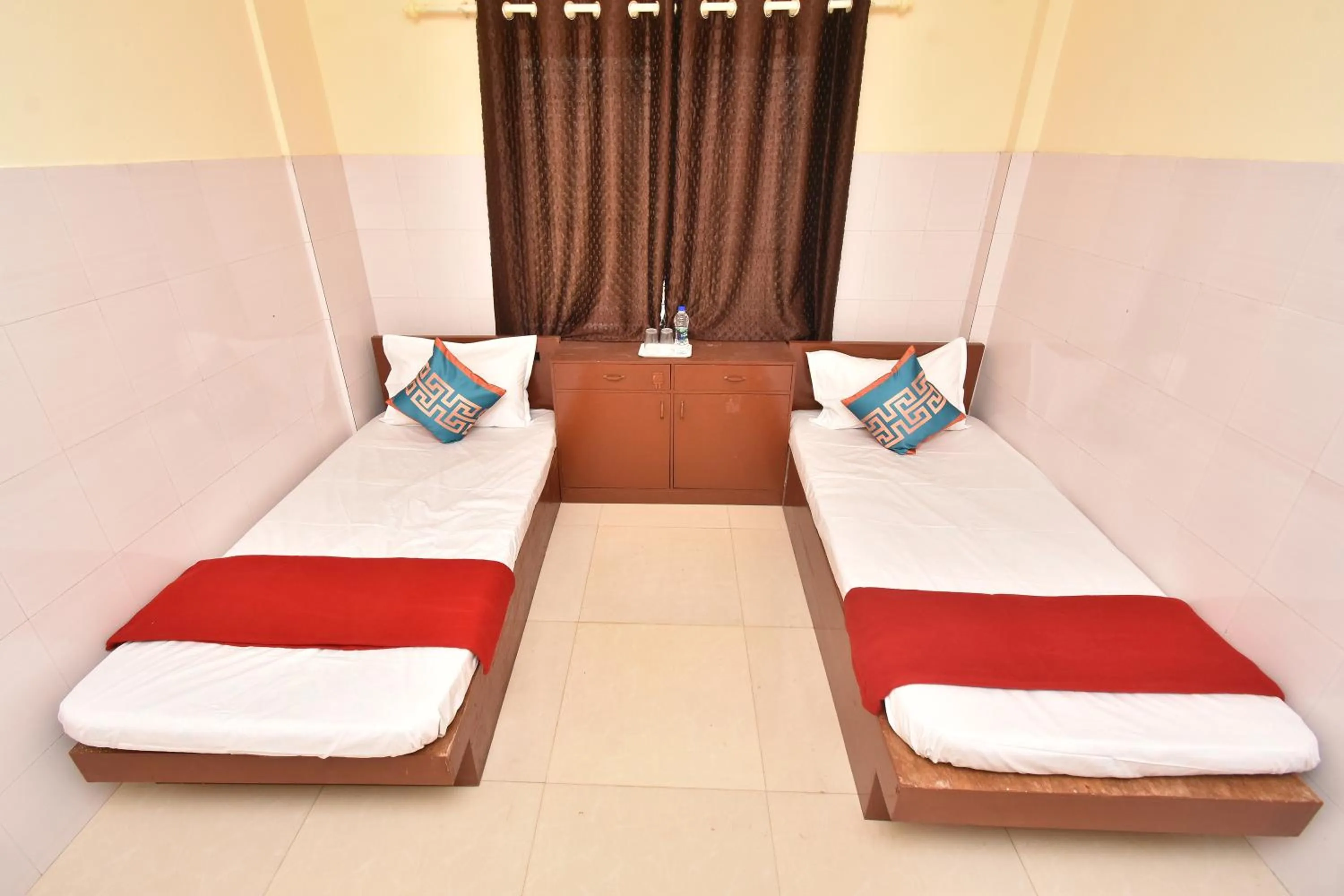 Bed in HOTEL KANNUR CAPITAL CALTEX