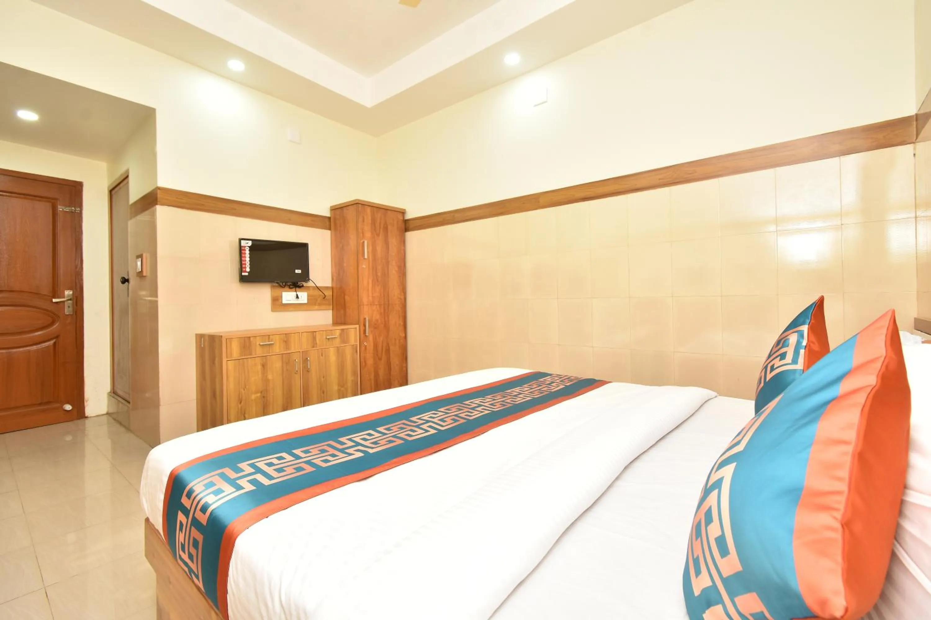 Communal lounge/ TV room, Bed in HOTEL KANNUR CAPITAL CALTEX