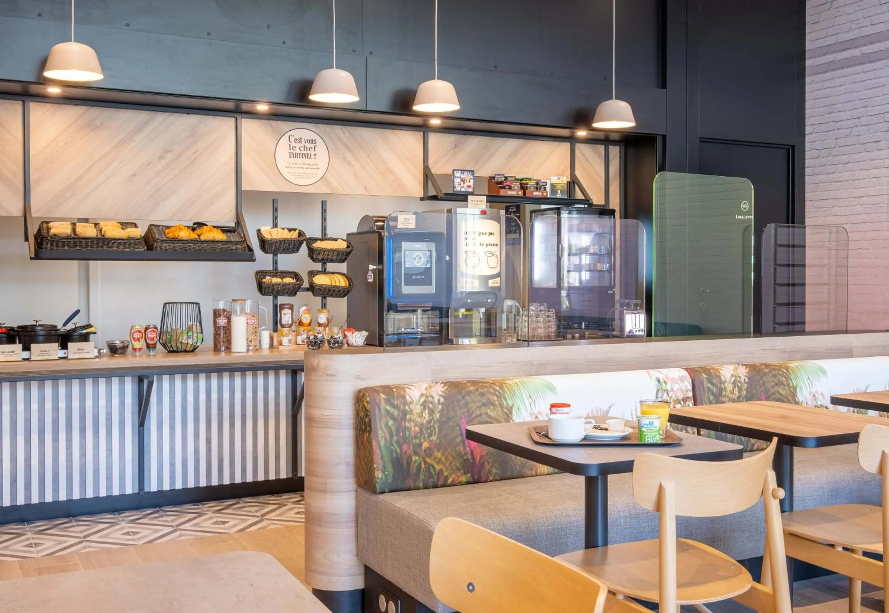 Buffet breakfast in B&B HOTEL Cluses Sud