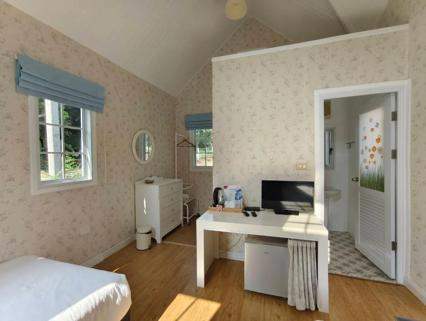 Photo of the whole room, Bed in The Open Hills