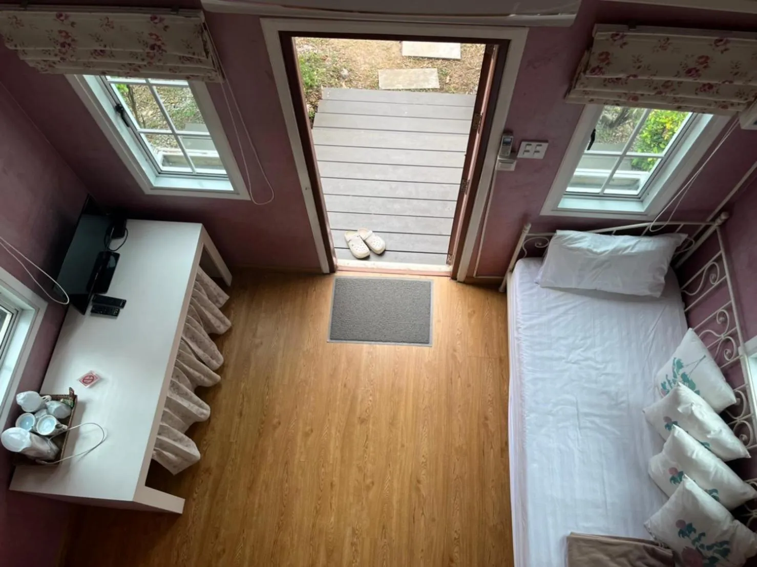 Photo of the whole room in The Open Hills