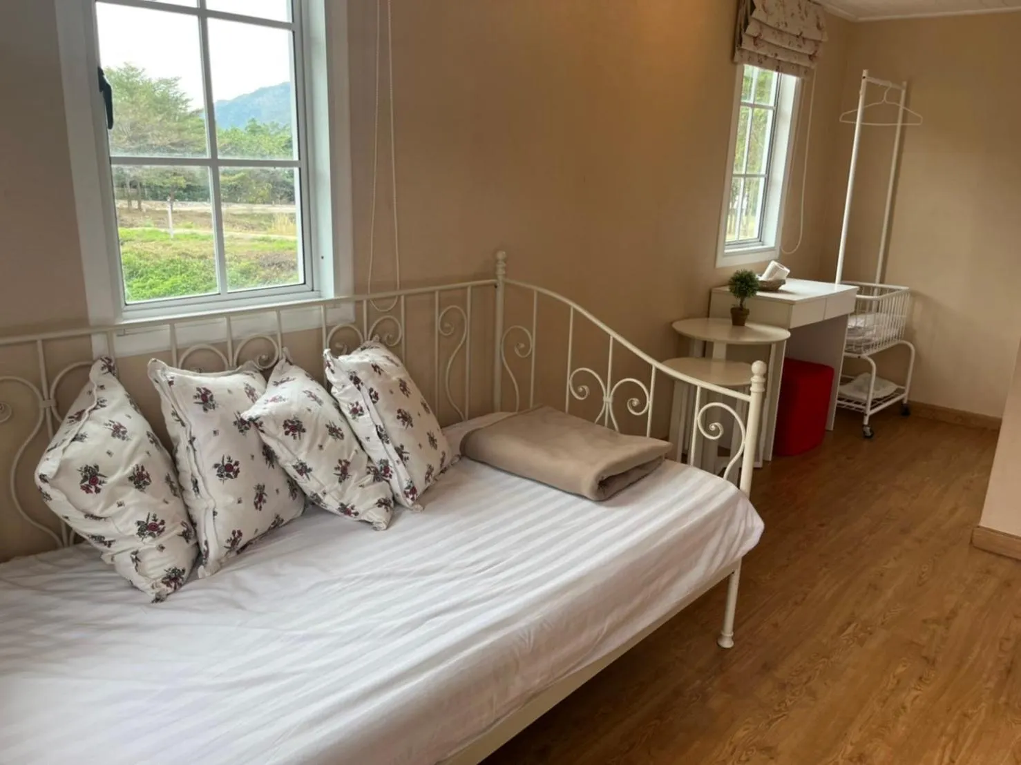 Photo of the whole room, Bed in The Open Hills