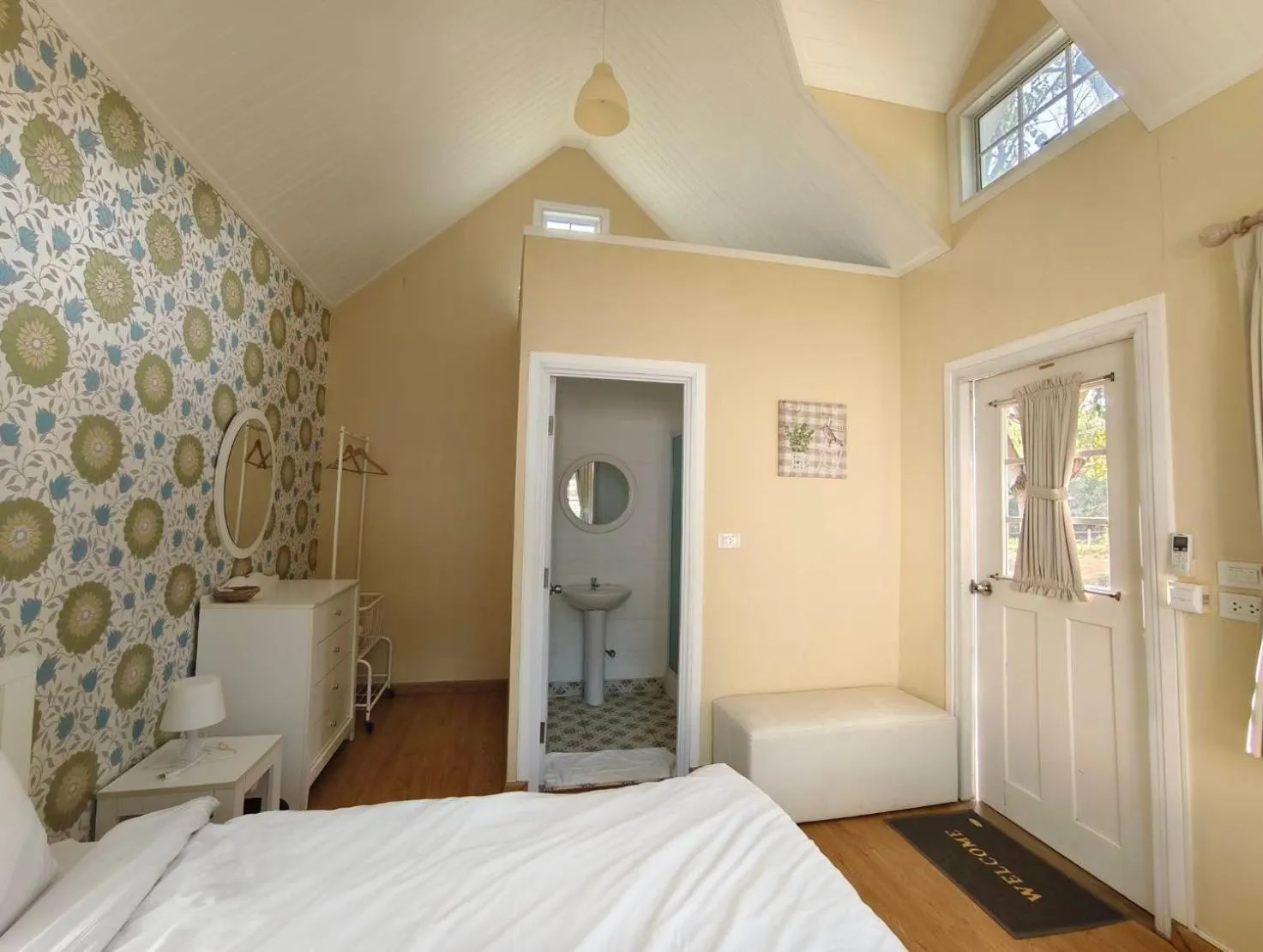 Photo of the whole room, Bed in The Open Hills