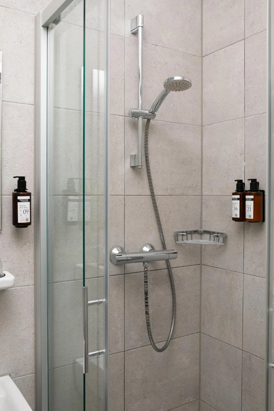 Shower in Hotel La Bohème