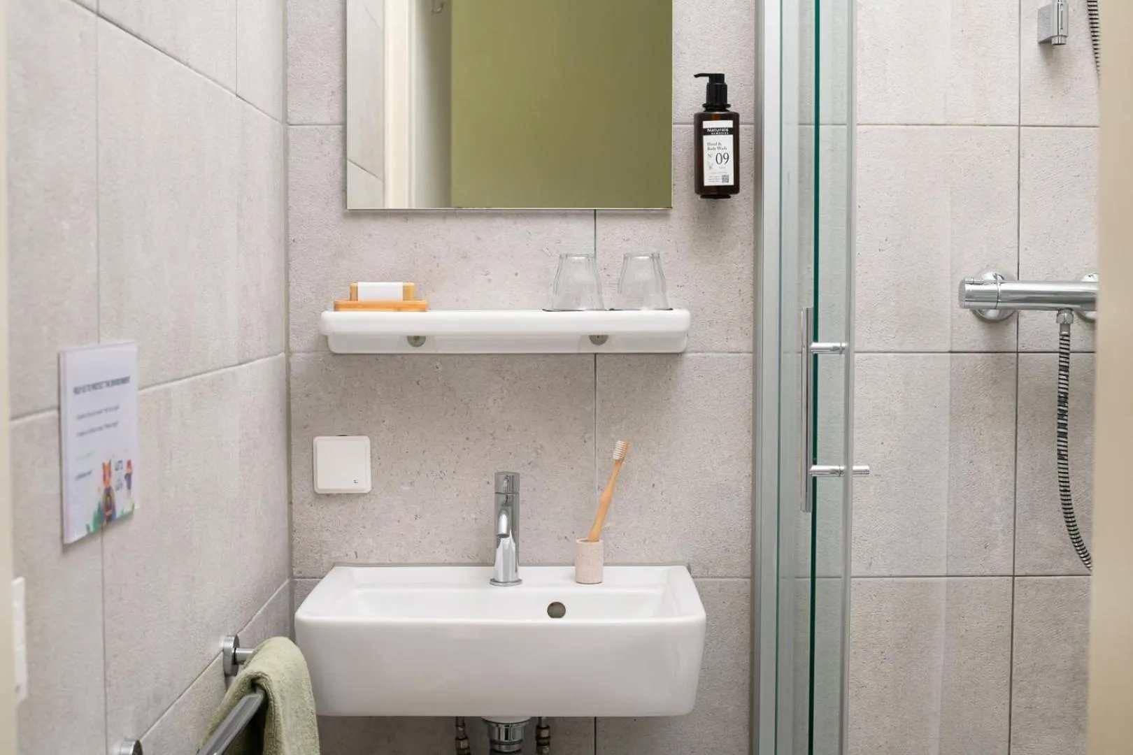 Shower in Hotel La Bohème