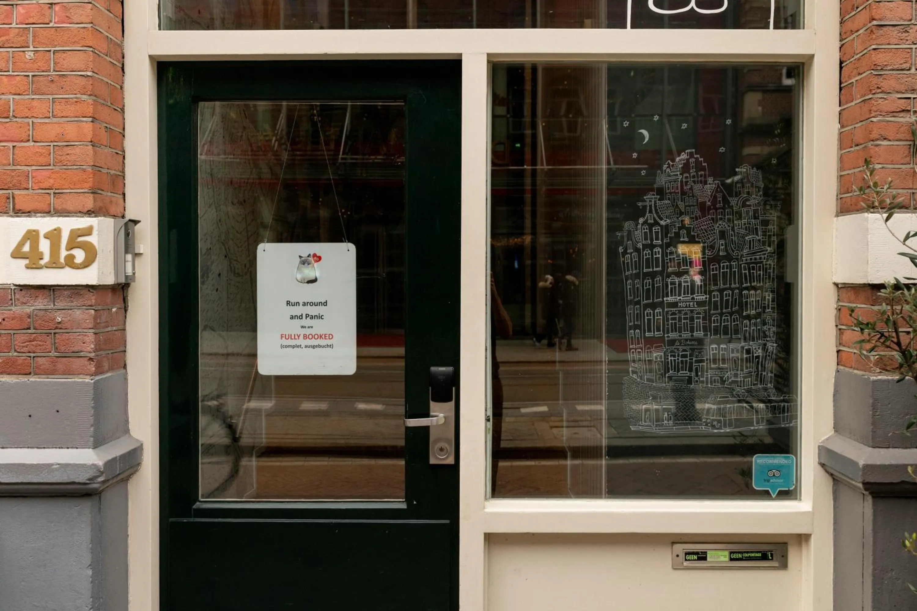 Facade/entrance in Hotel La Bohème