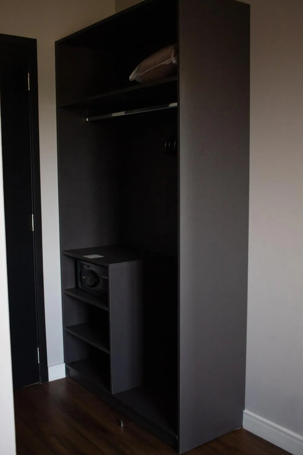 wardrobe in Comfort Hotel Presidente Prudente