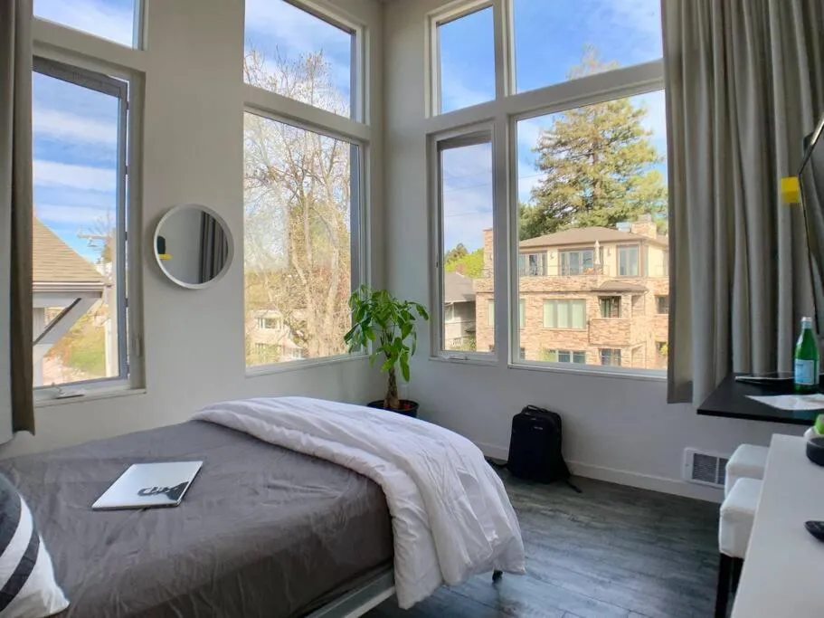 Bed in Lofty Studio Prime Cap Hill Area Mins to Downtown