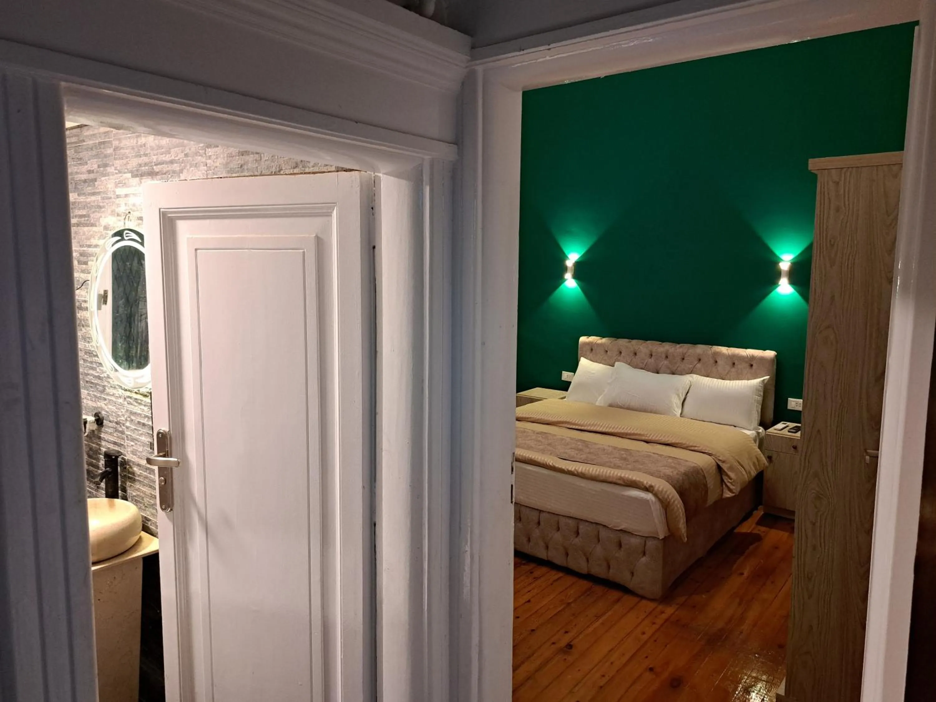 Photo of the whole room, Bed in downtown Family Suites