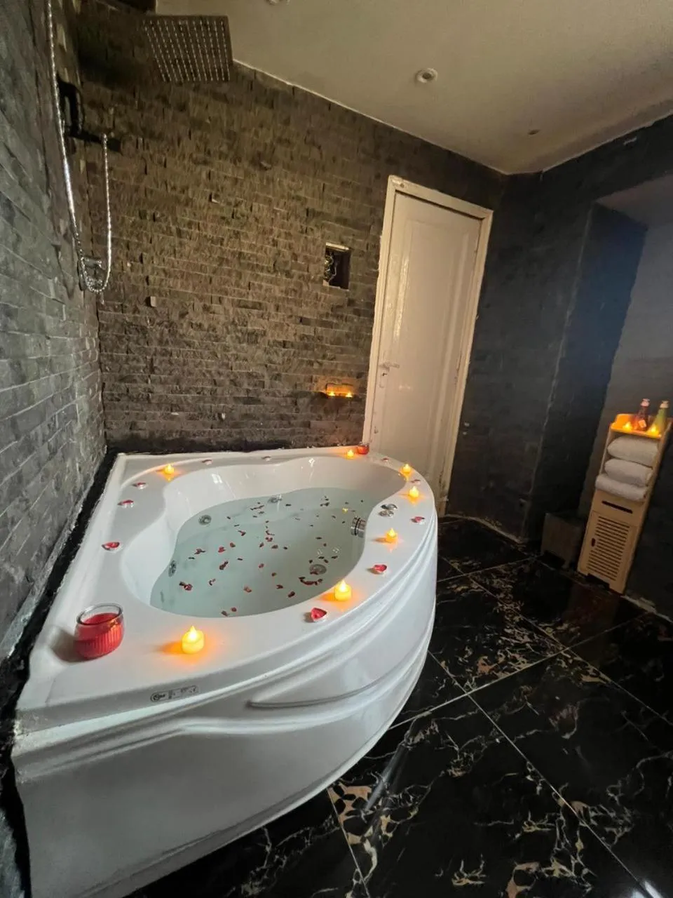 Bath in downtown Family Suites