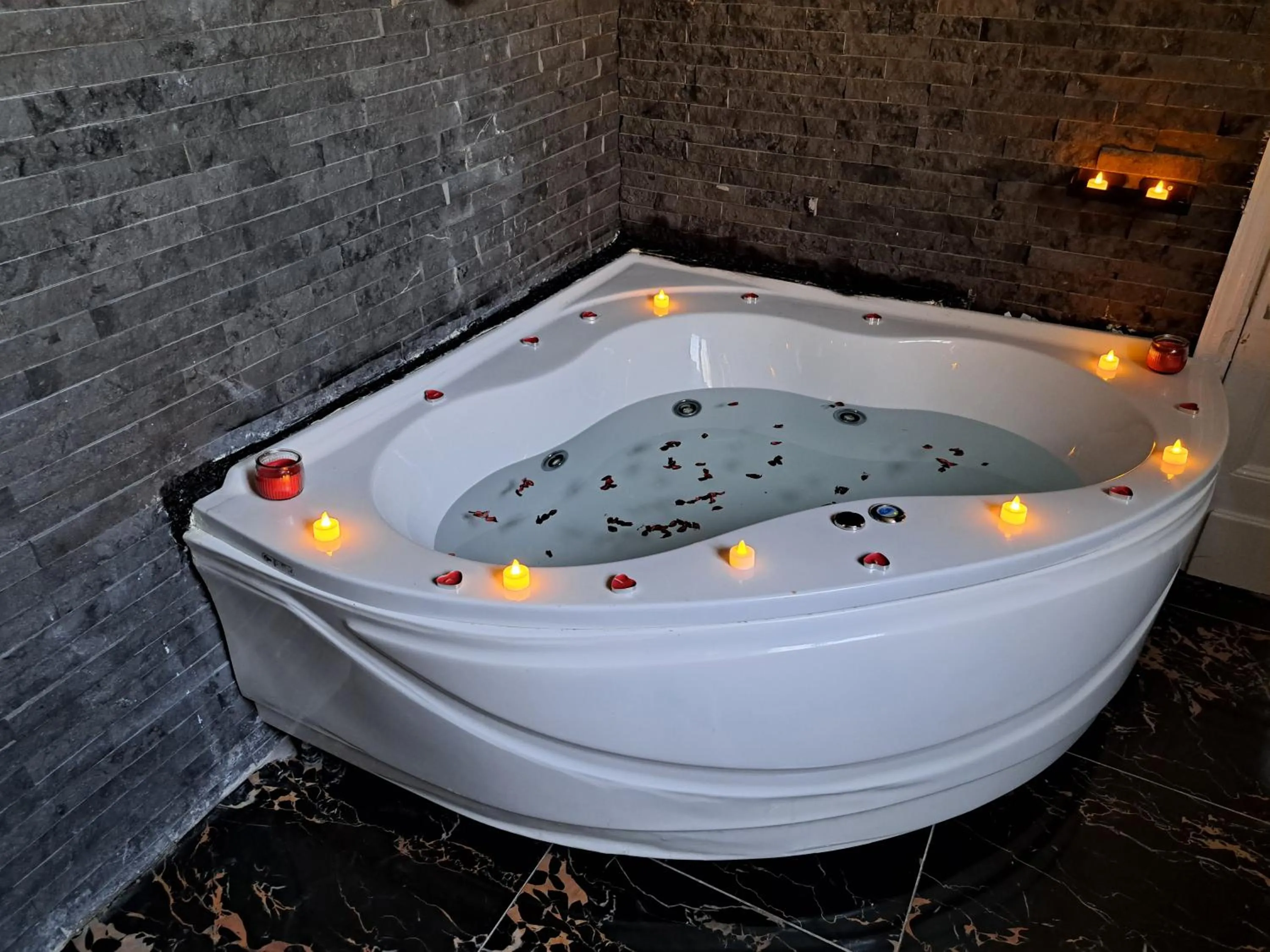 Bath in downtown Family Suites