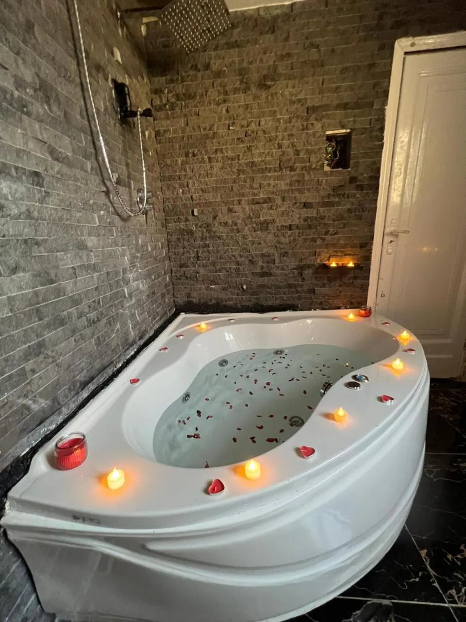 Bath in downtown Family Suites