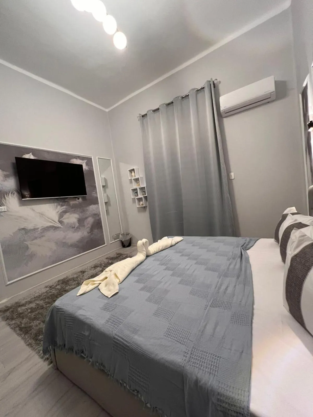 Photo of the whole room, Bed in downtown Family Suites