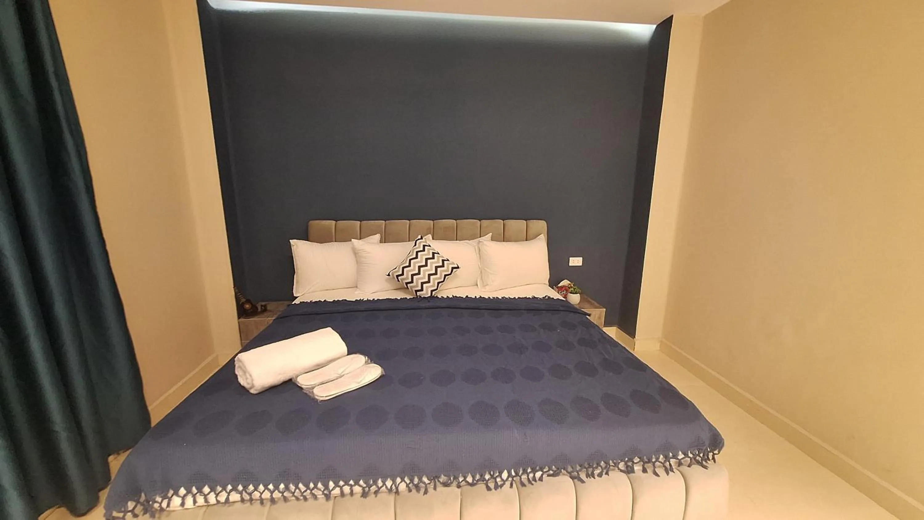 Photo of the whole room, Bed in downtown Family Suites