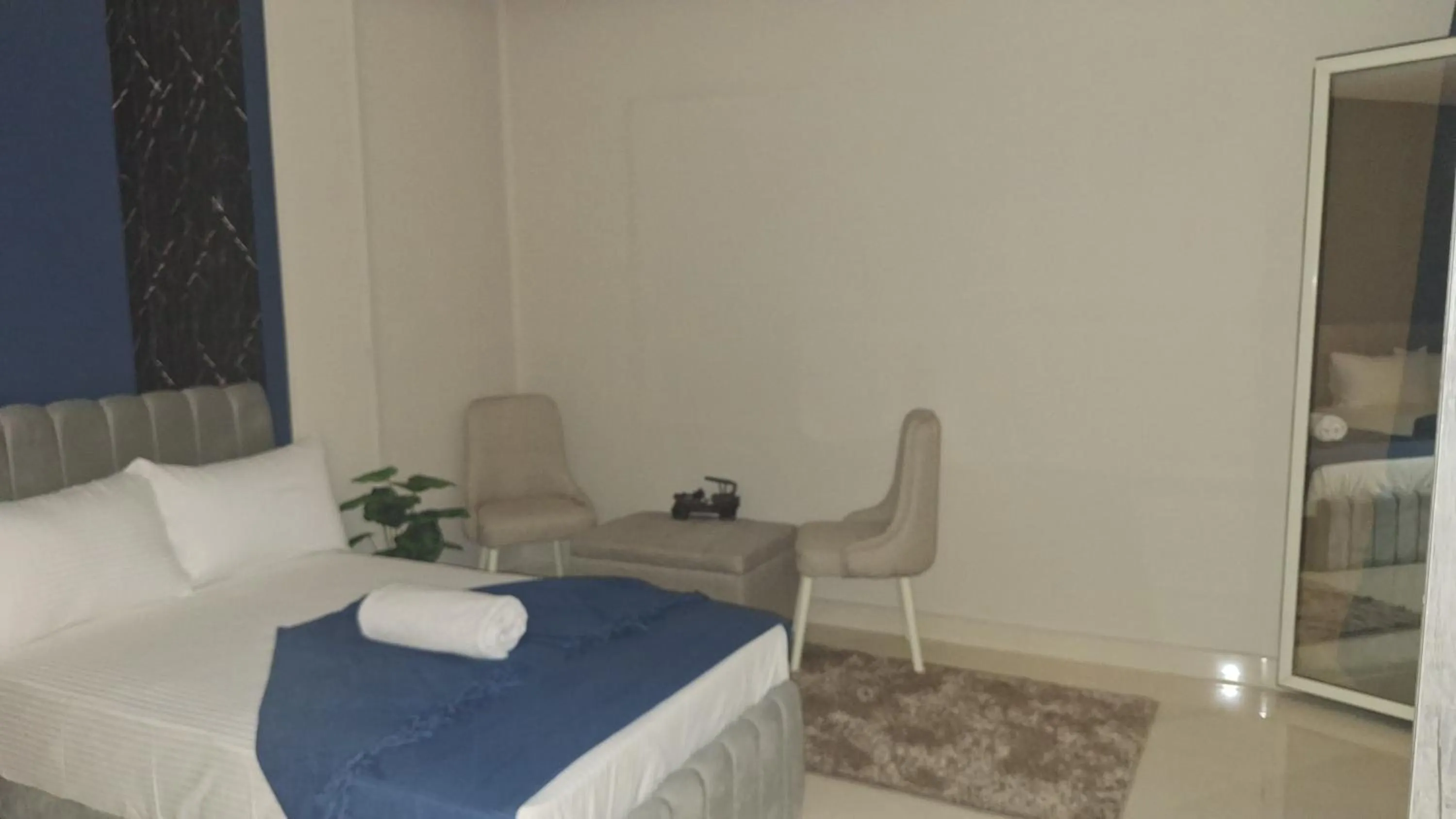 Seating area, Bed in downtown Family Suites