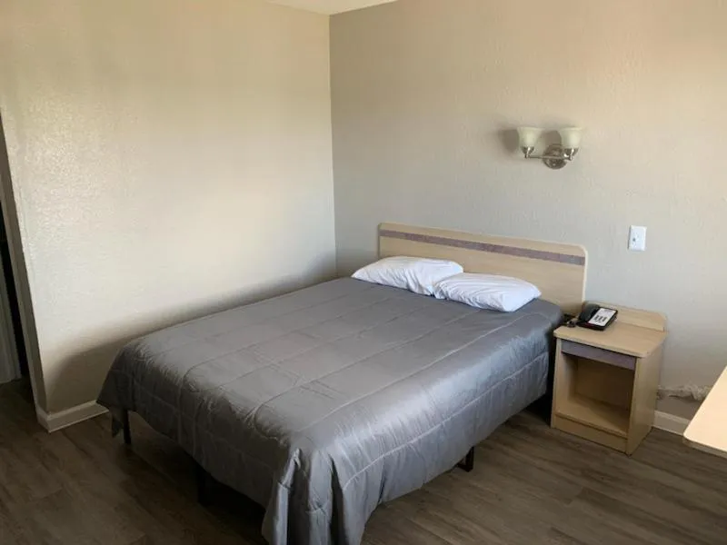 View (from property/room), Bed in Loyalty Inn Columbus