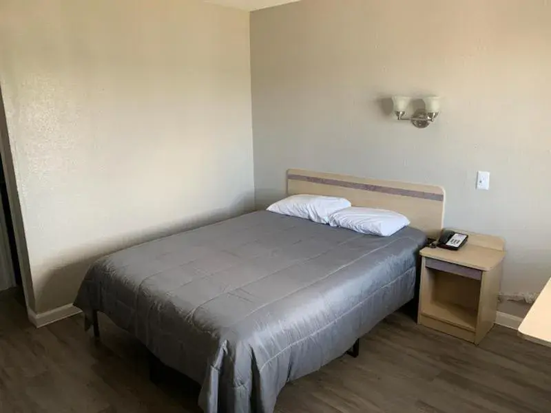 Standard Single Room in Loyalty Inn Columbus Standard Single Room in Loyalty Inn Columbus