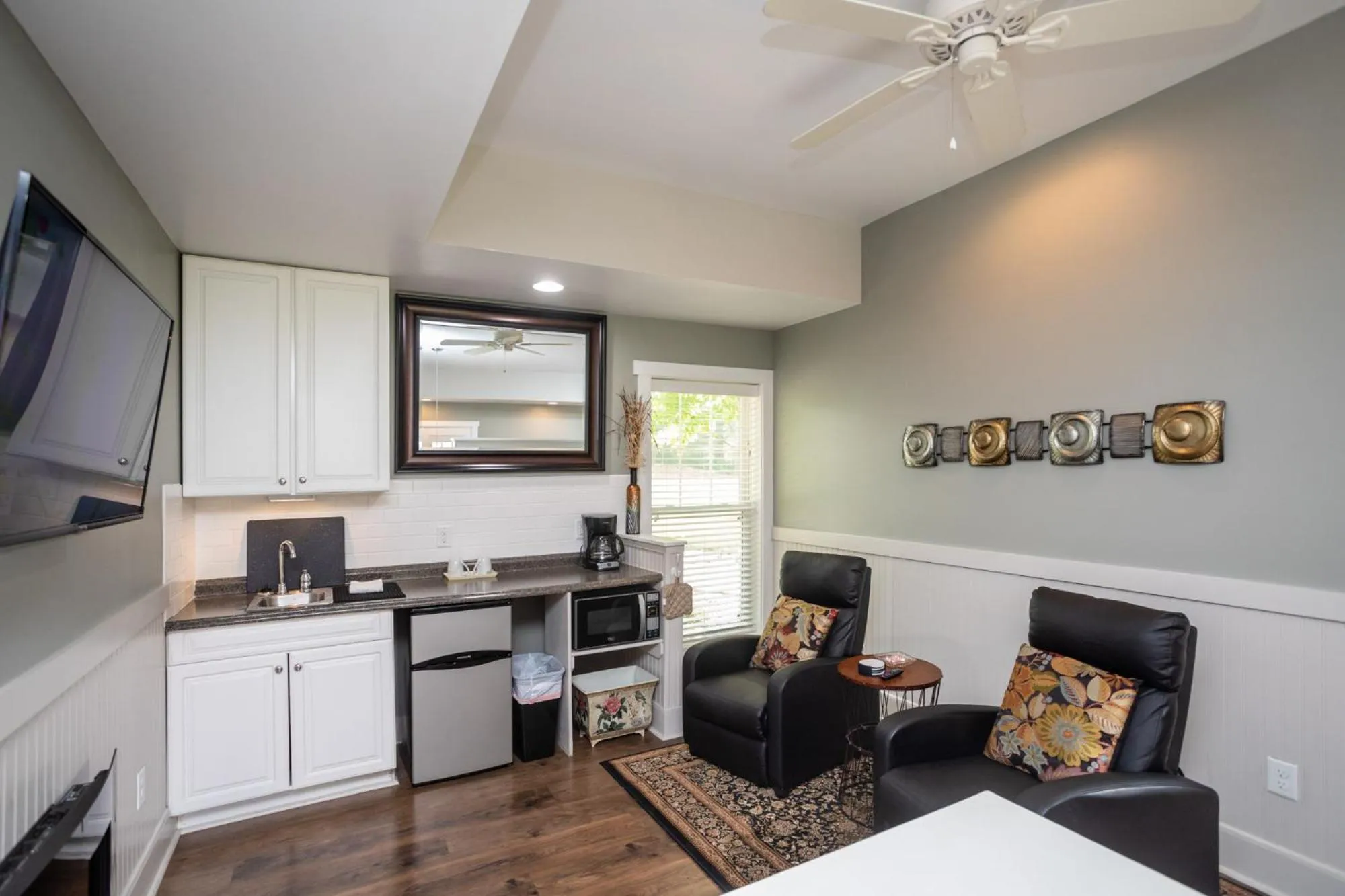 TV and multimedia in By the Side of the Road Inn & Cottages