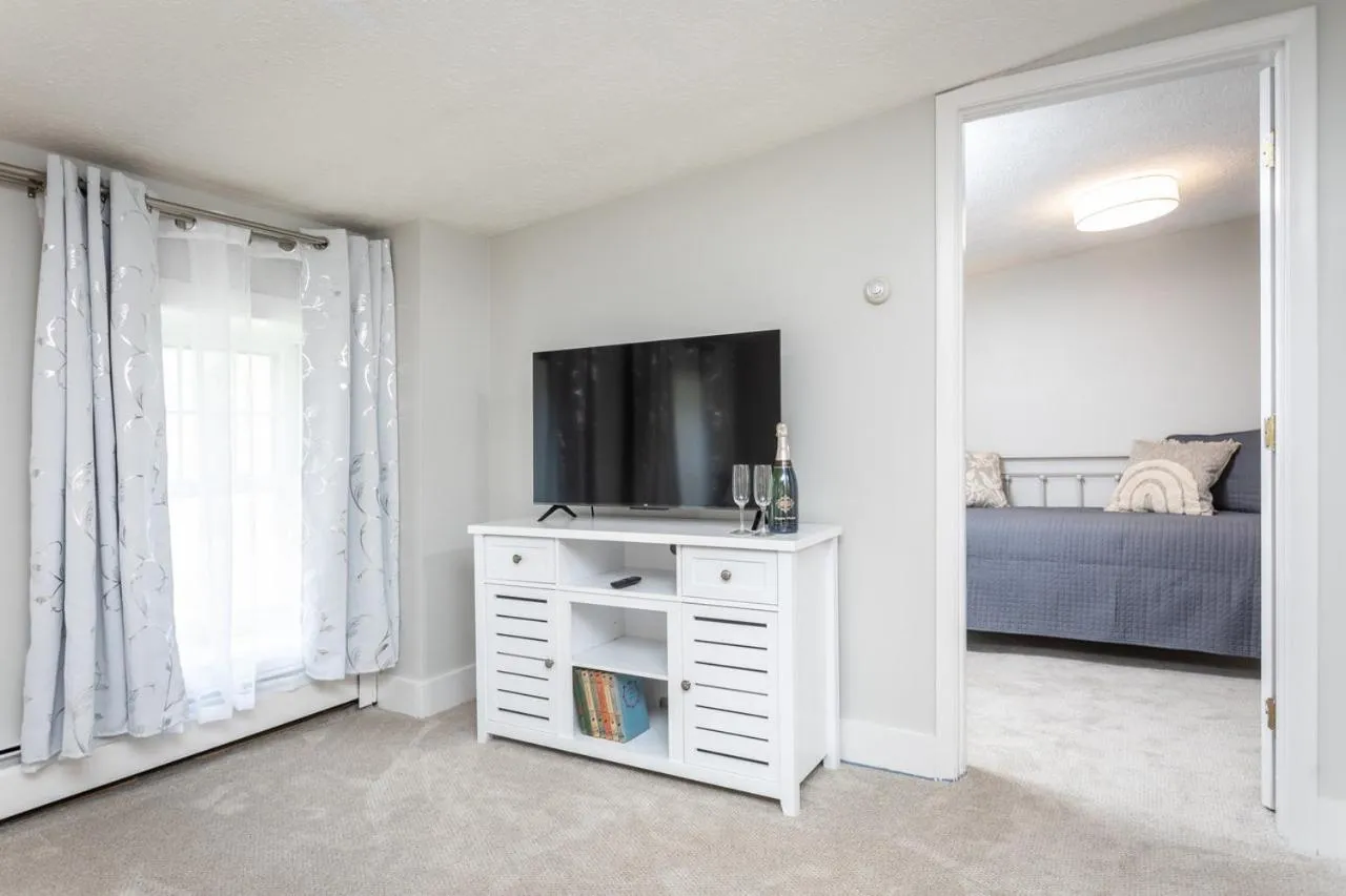 TV and multimedia, Bed in By the Side of the Road Inn & Cottages