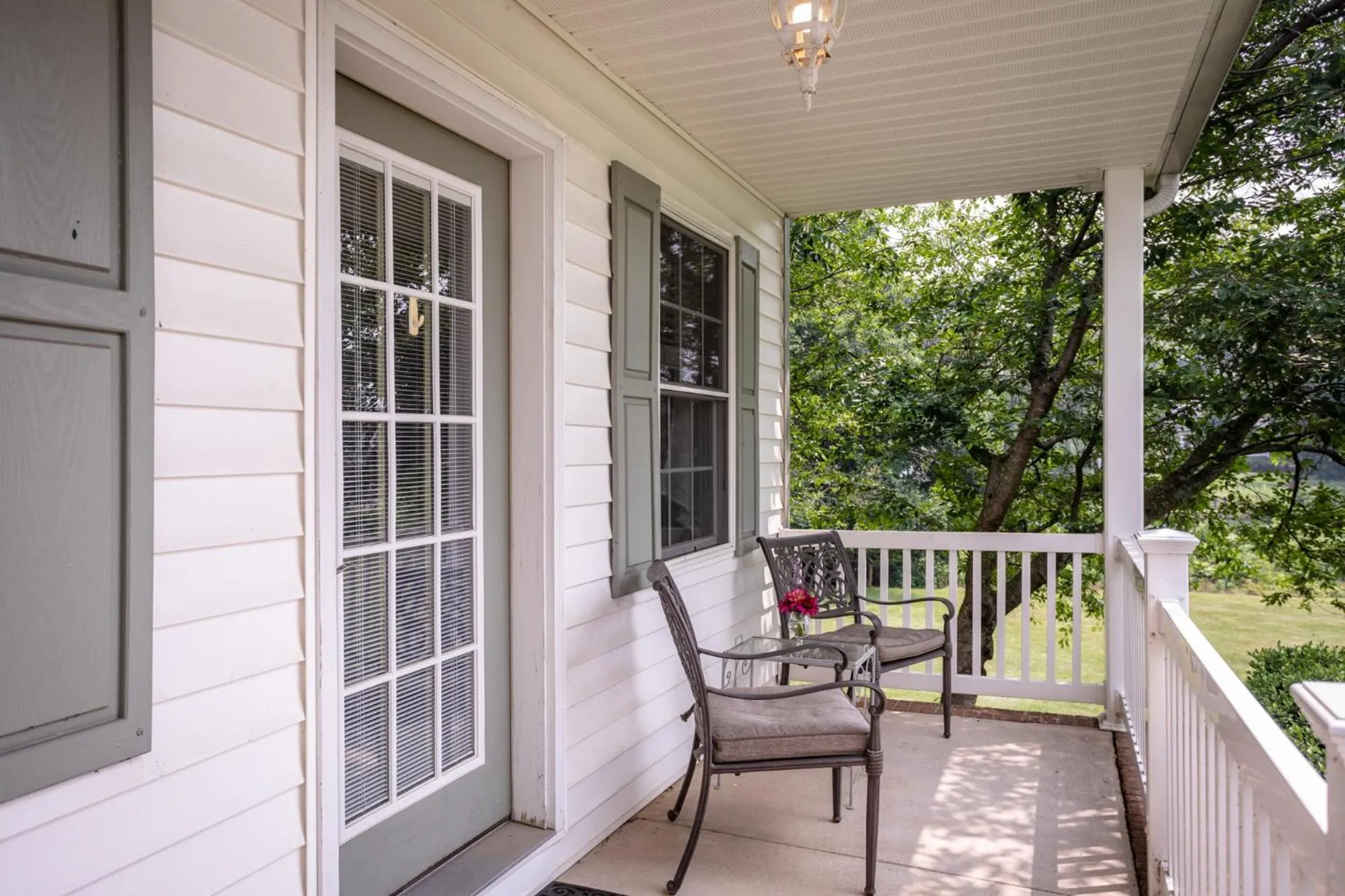 Balcony/Terrace in By the Side of the Road Inn & Cottages