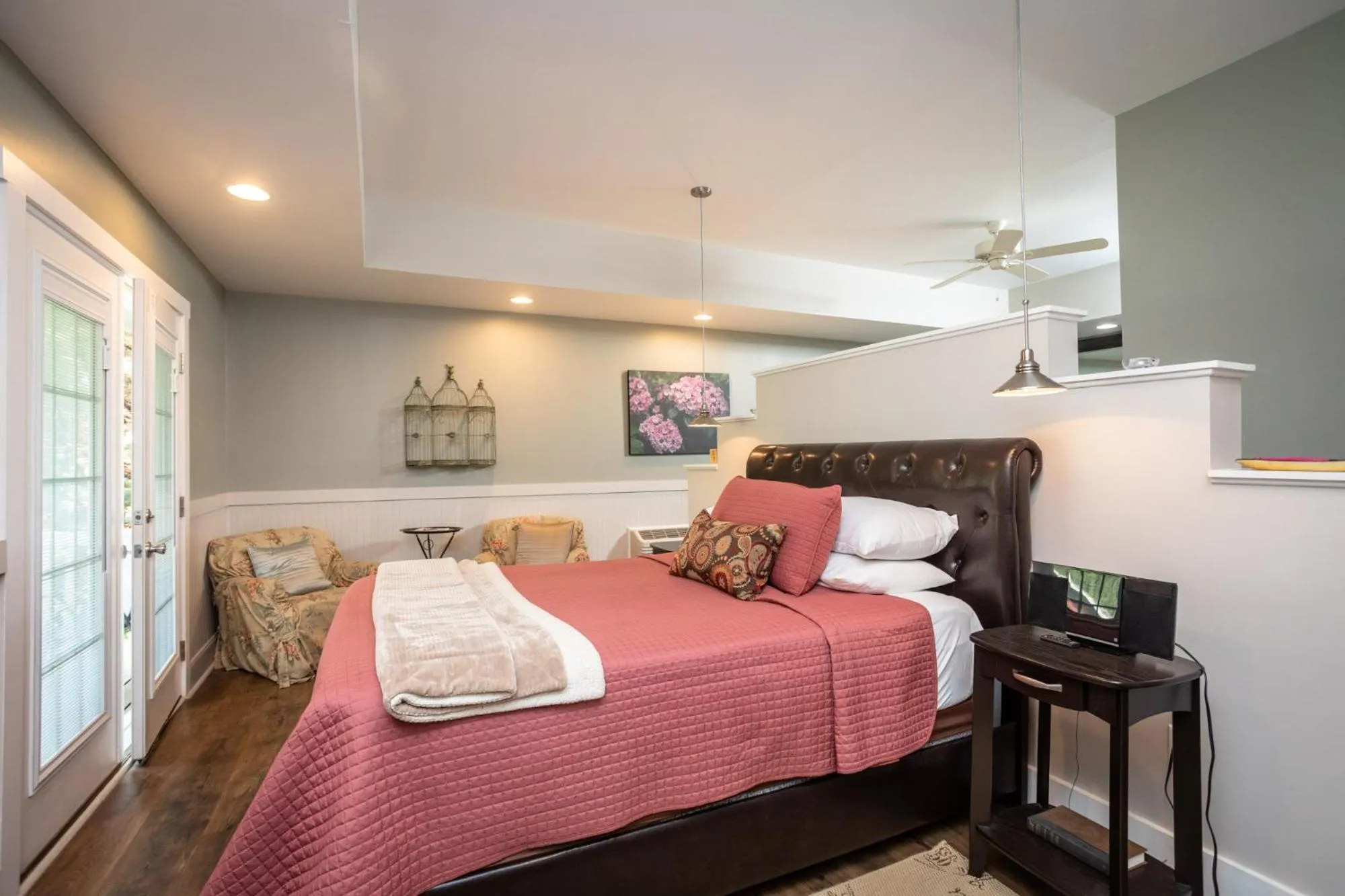 Bedroom, Bed in By the Side of the Road Inn & Cottages