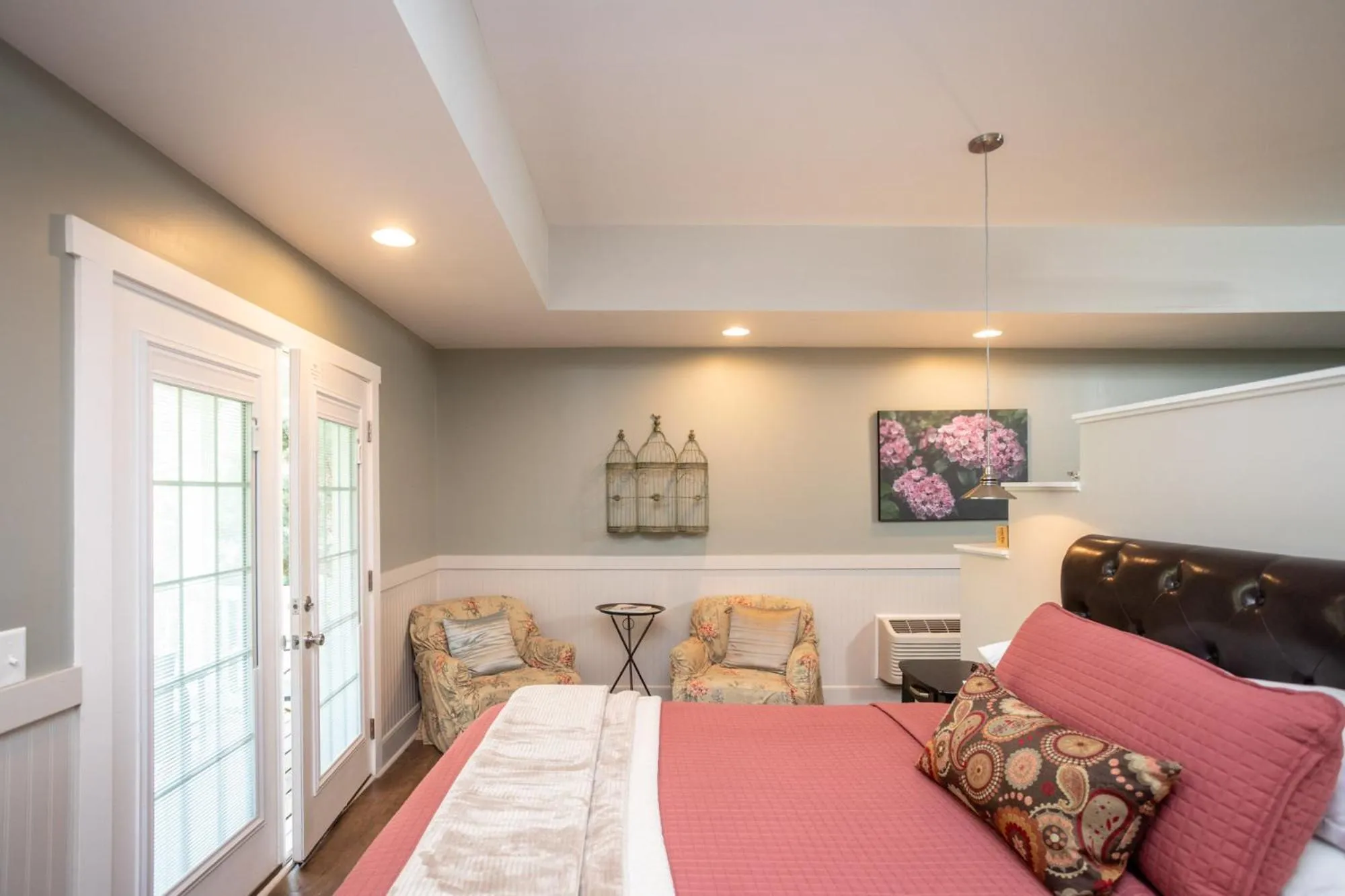 Bed in By the Side of the Road Inn & Cottages