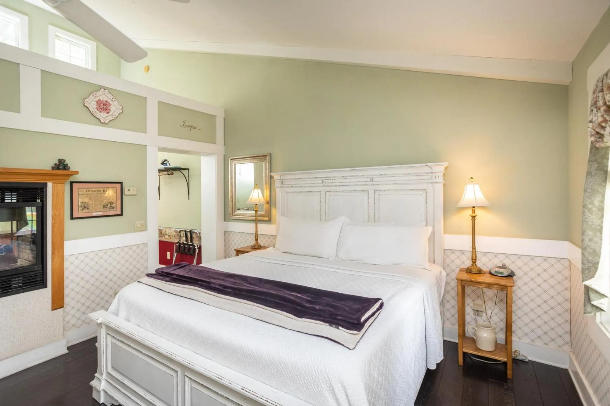 Bed in By the Side of the Road Inn & Cottages