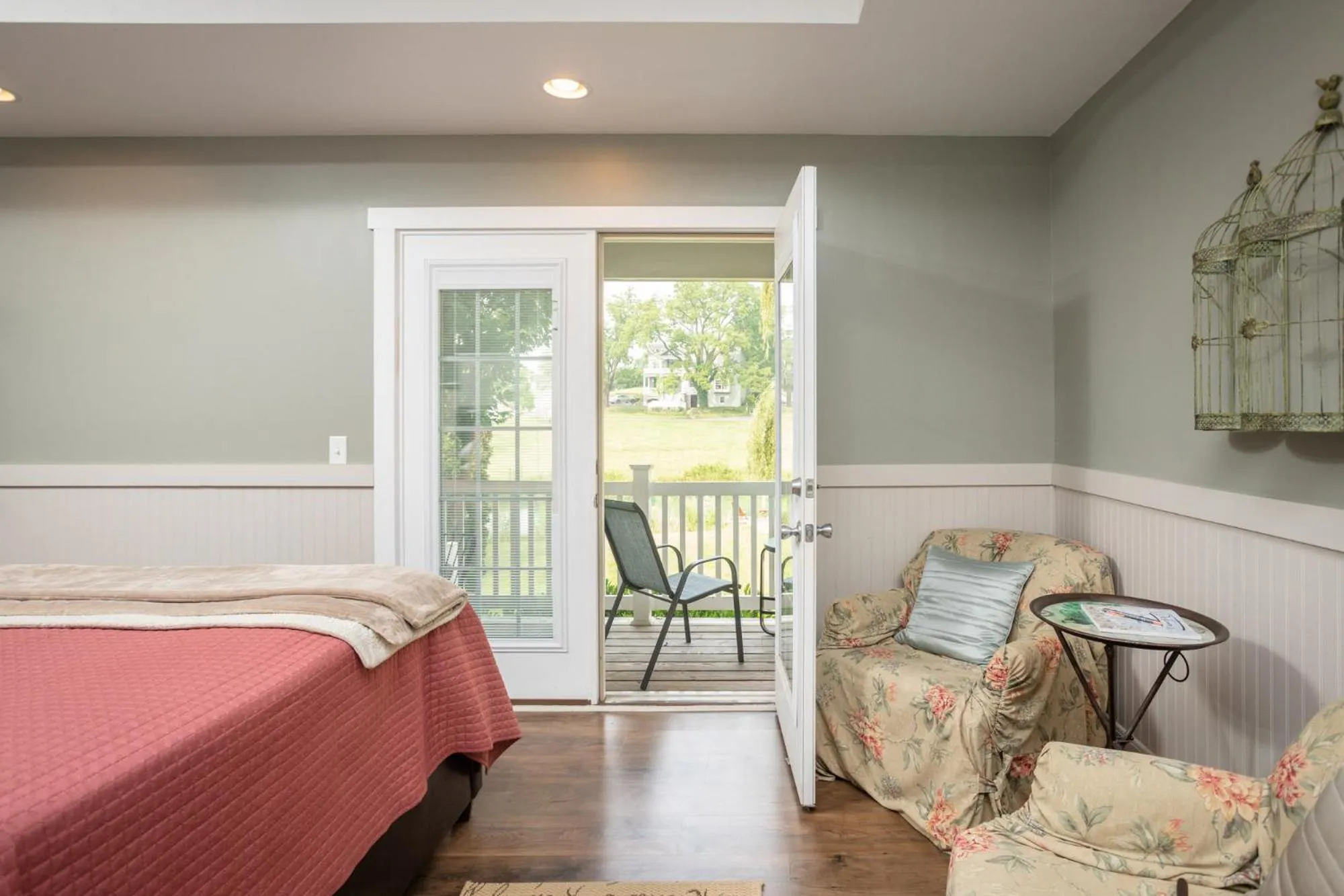 Seating area, Bed in By the Side of the Road Inn & Cottages
