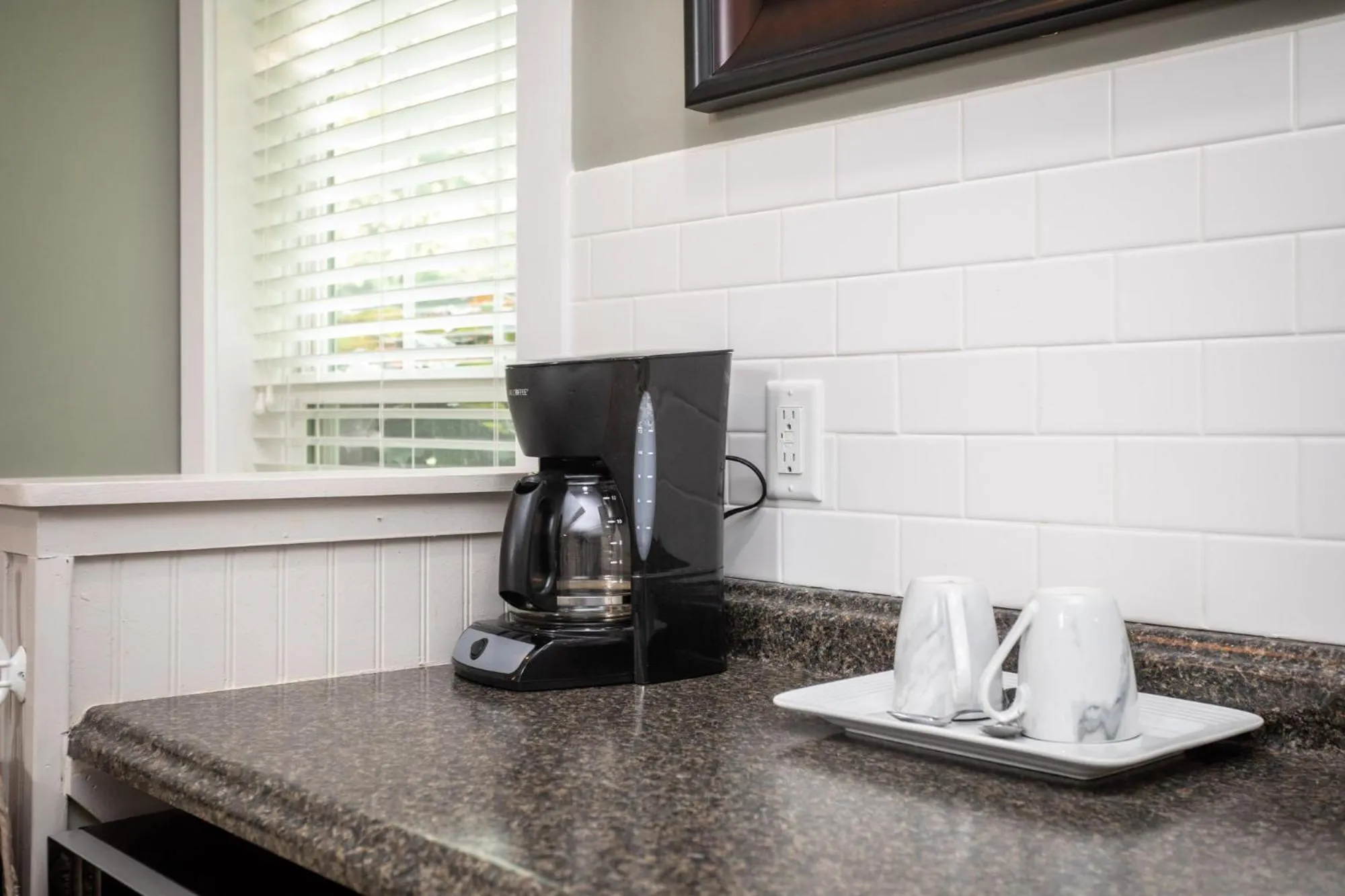 Coffee/tea facilities in By the Side of the Road Inn & Cottages