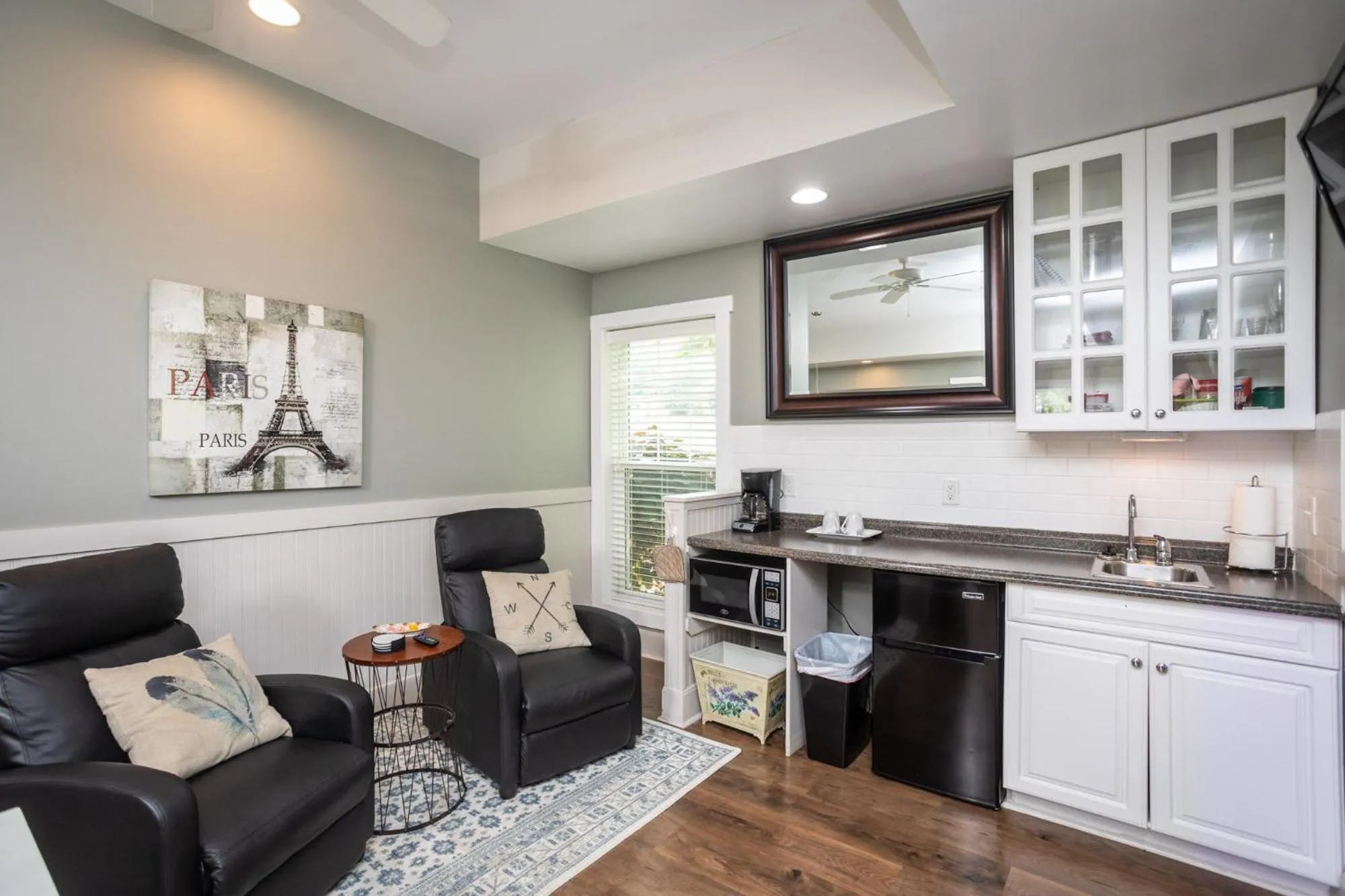 Kitchen or kitchenette in By the Side of the Road Inn & Cottages