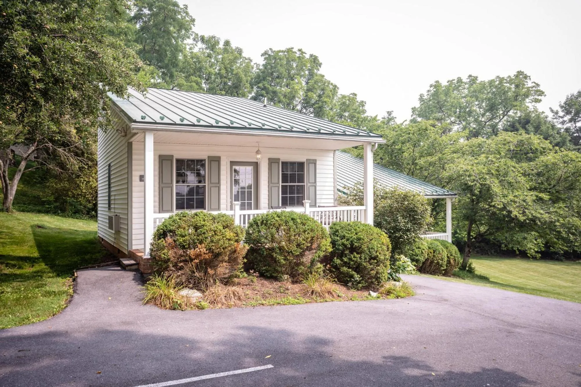 Property building in By the Side of the Road Inn & Cottages