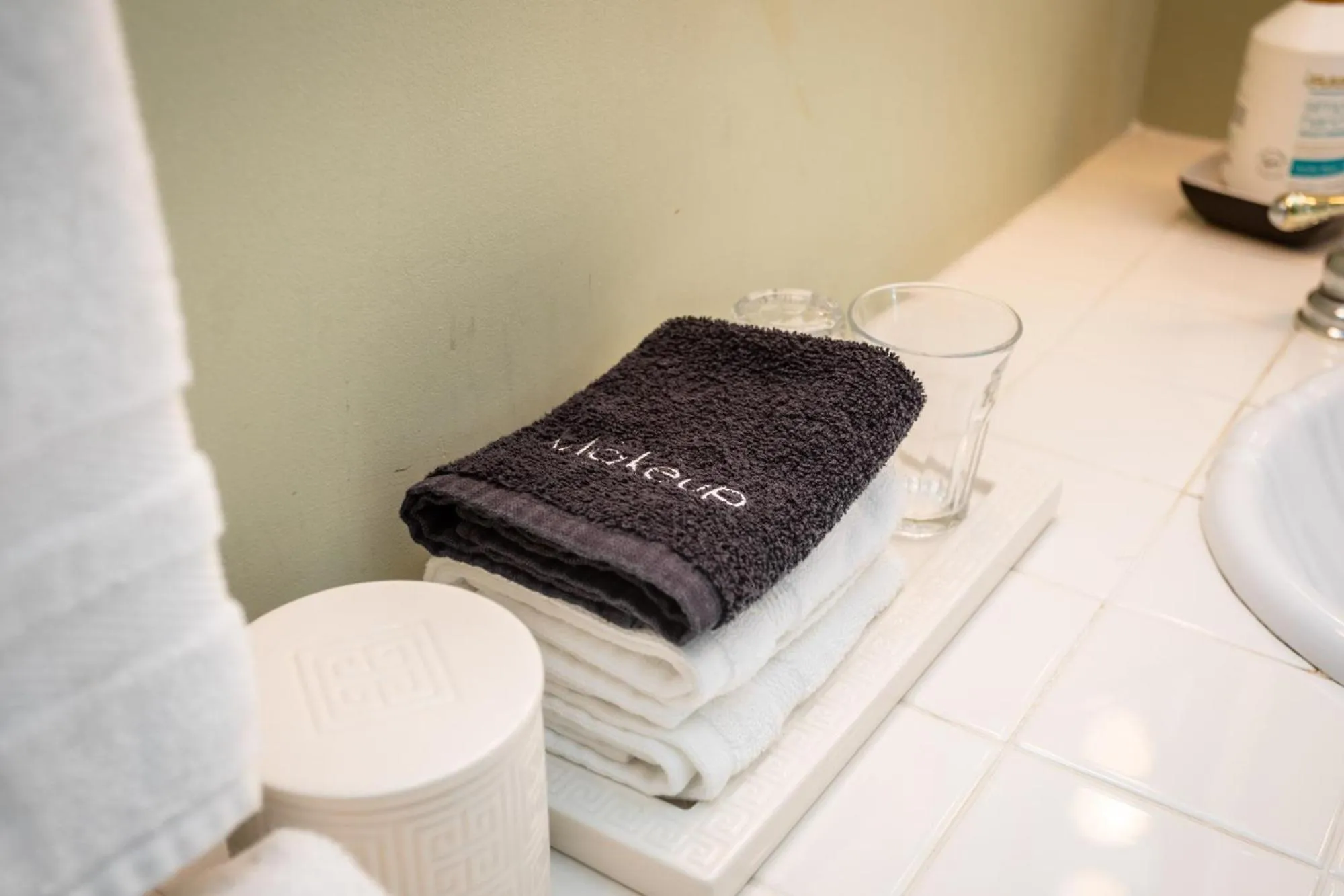 towels in By the Side of the Road Inn & Cottages