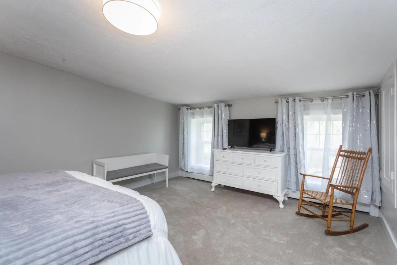 Bed in By the Side of the Road Inn & Cottages