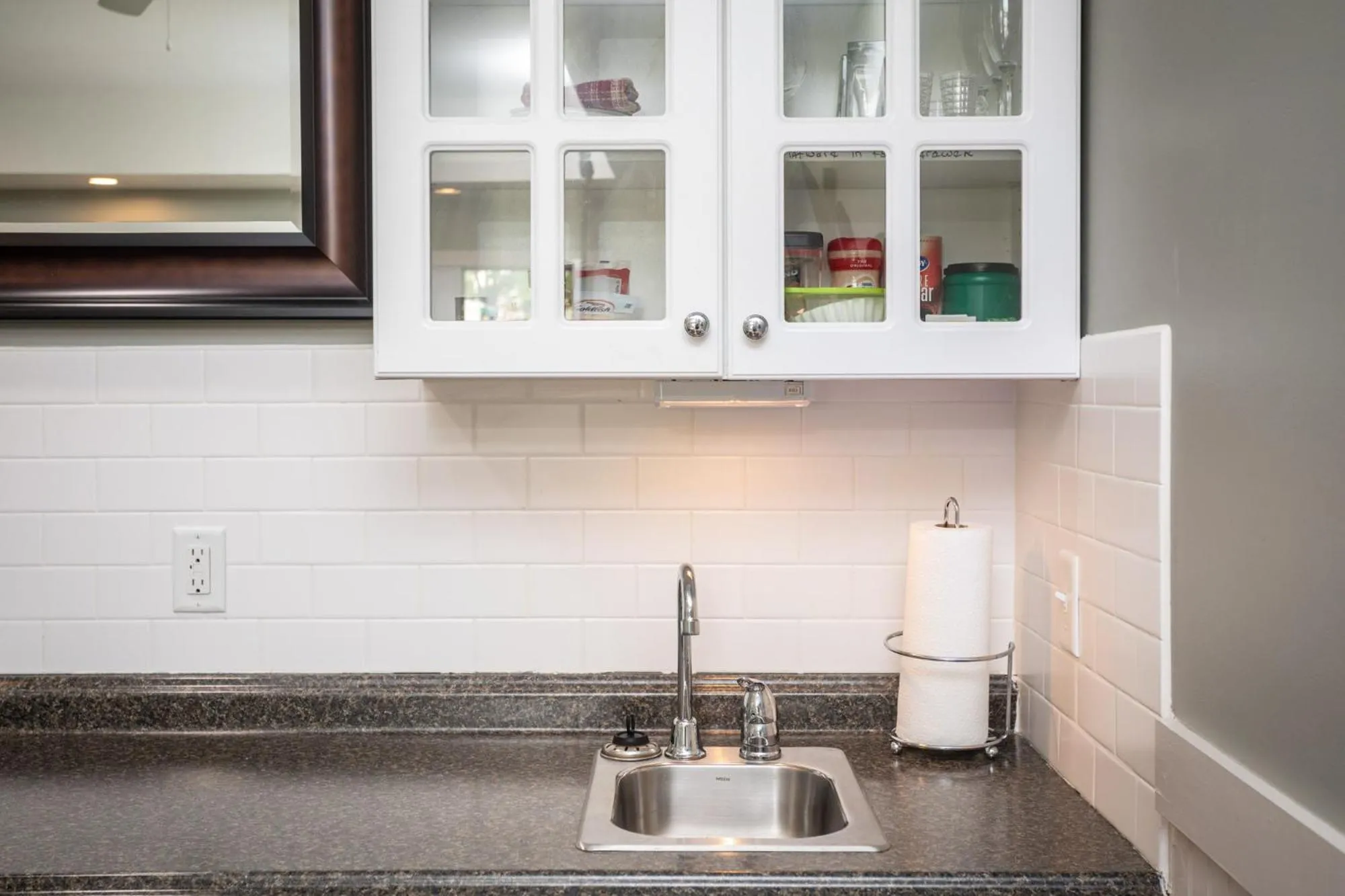 Kitchen or kitchenette in By the Side of the Road Inn & Cottages