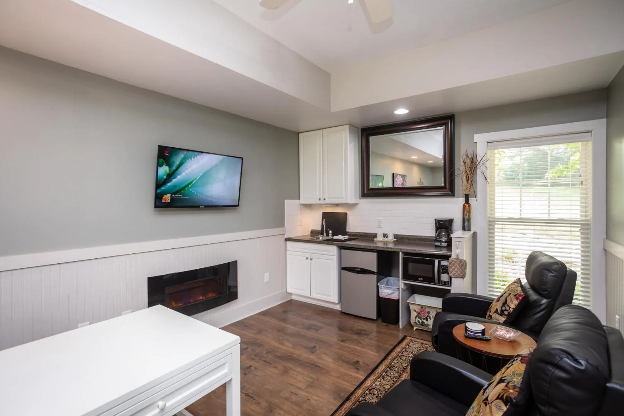 Kitchen or kitchenette in By the Side of the Road Inn & Cottages