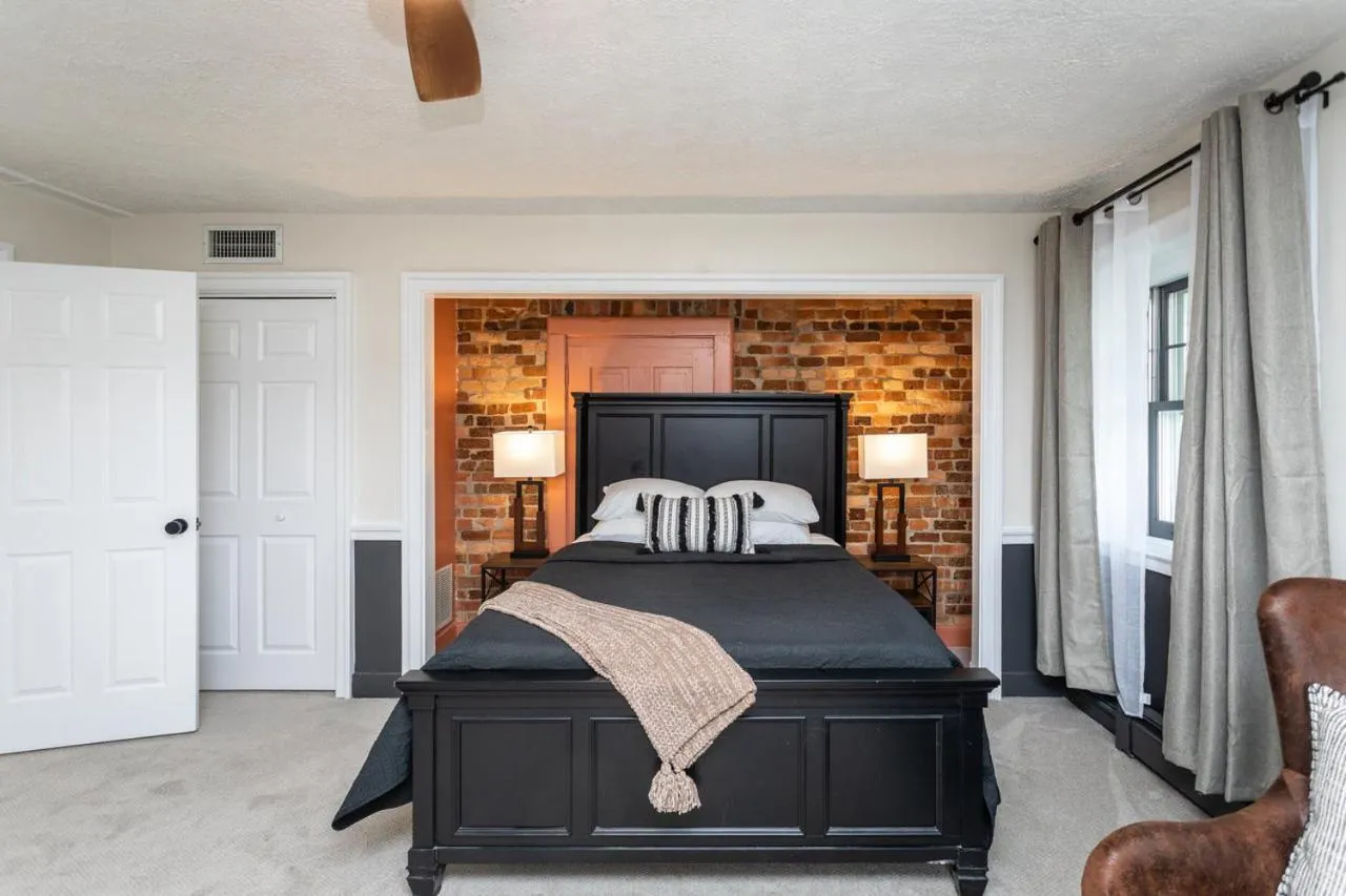 Bed in By the Side of the Road Inn & Cottages