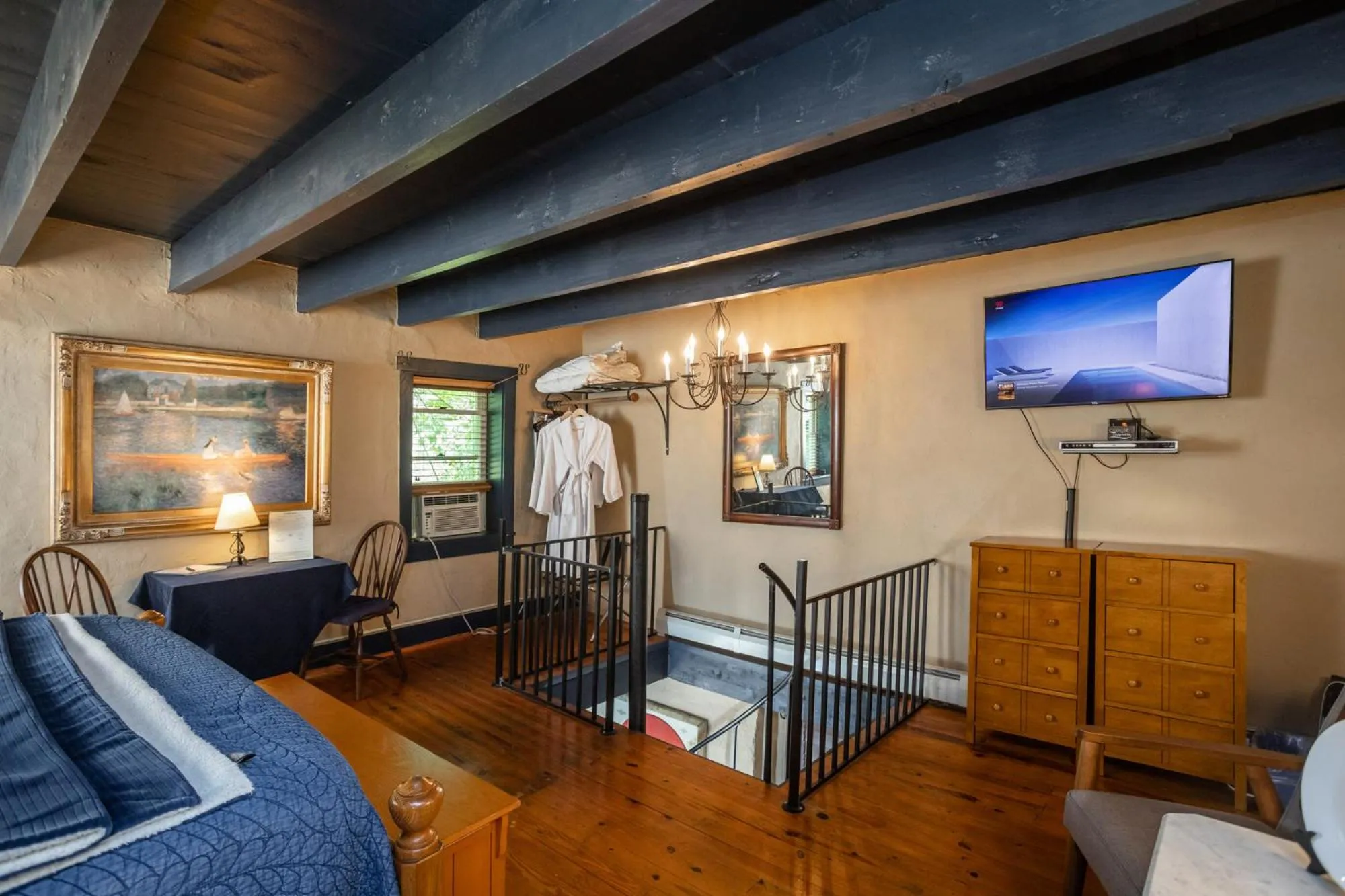 TV and multimedia, Bed in By the Side of the Road Inn & Cottages