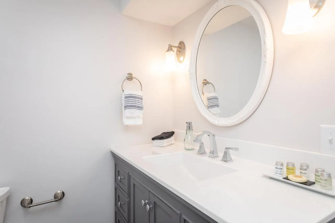 Bathroom in By the Side of the Road Inn & Cottages