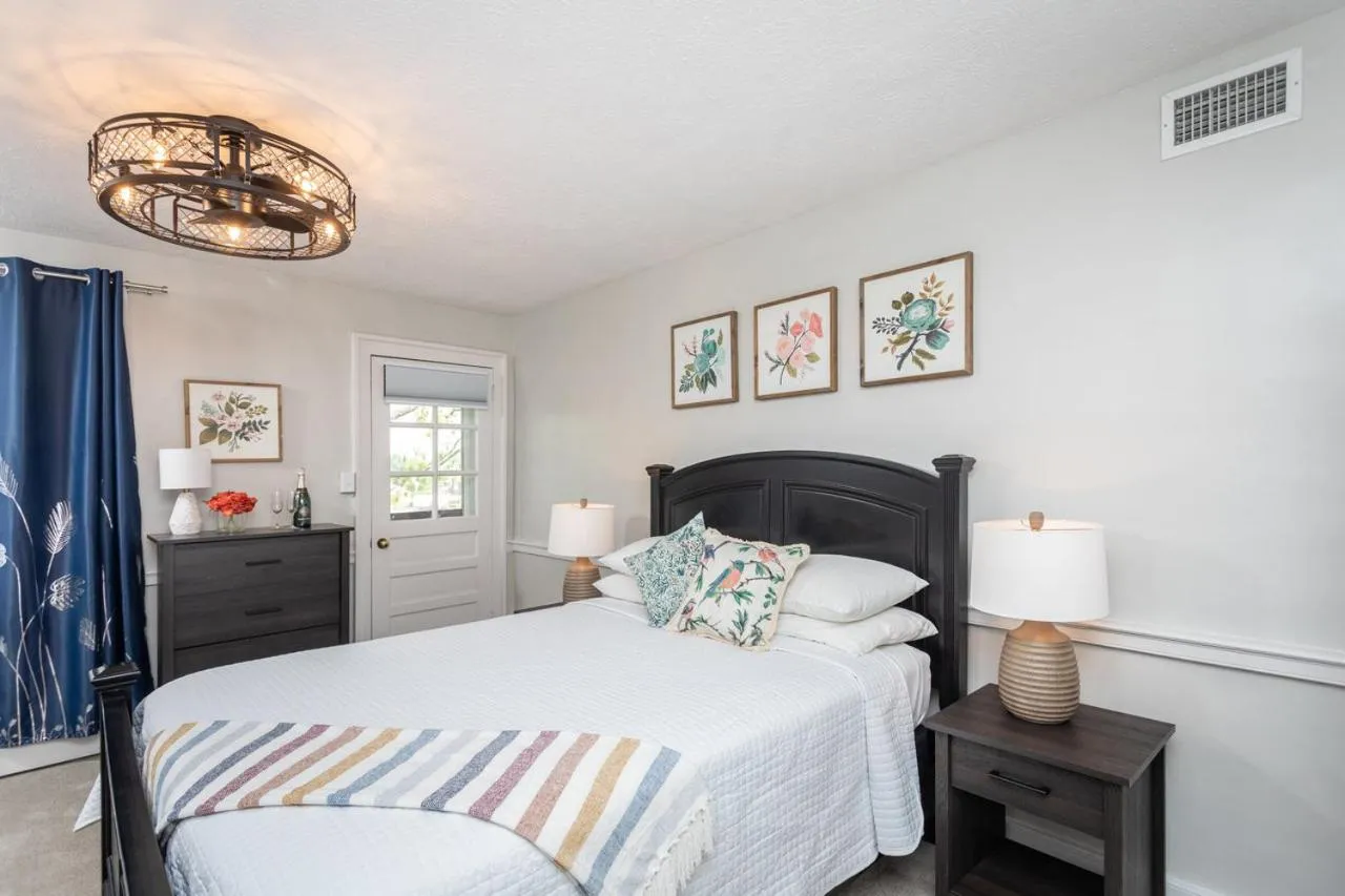 Bed in By the Side of the Road Inn & Cottages