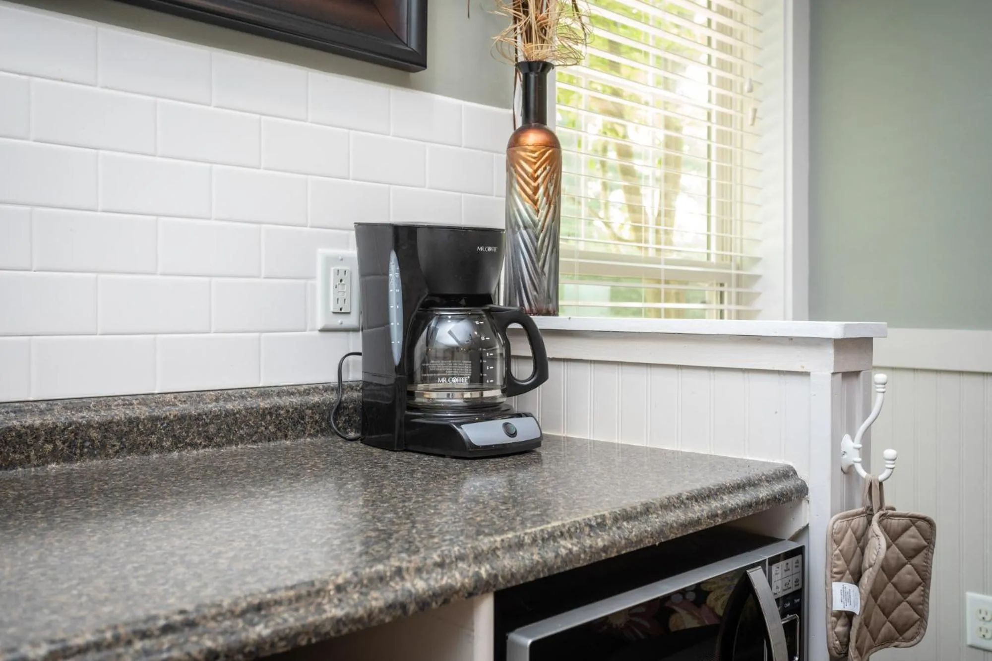 Coffee/tea facilities in By the Side of the Road Inn & Cottages