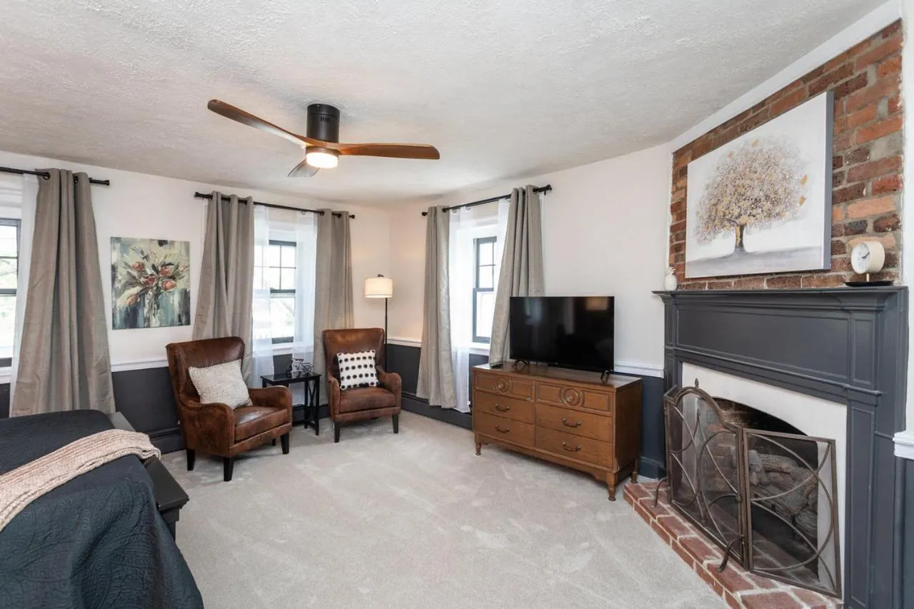 TV and multimedia in By the Side of the Road Inn & Cottages