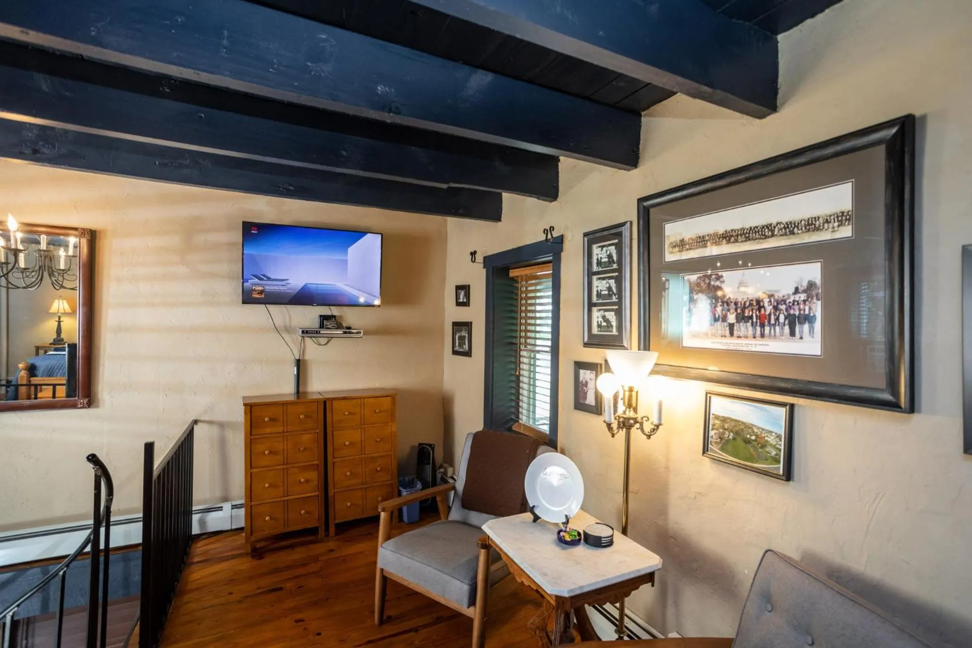 TV and multimedia in By the Side of the Road Inn & Cottages