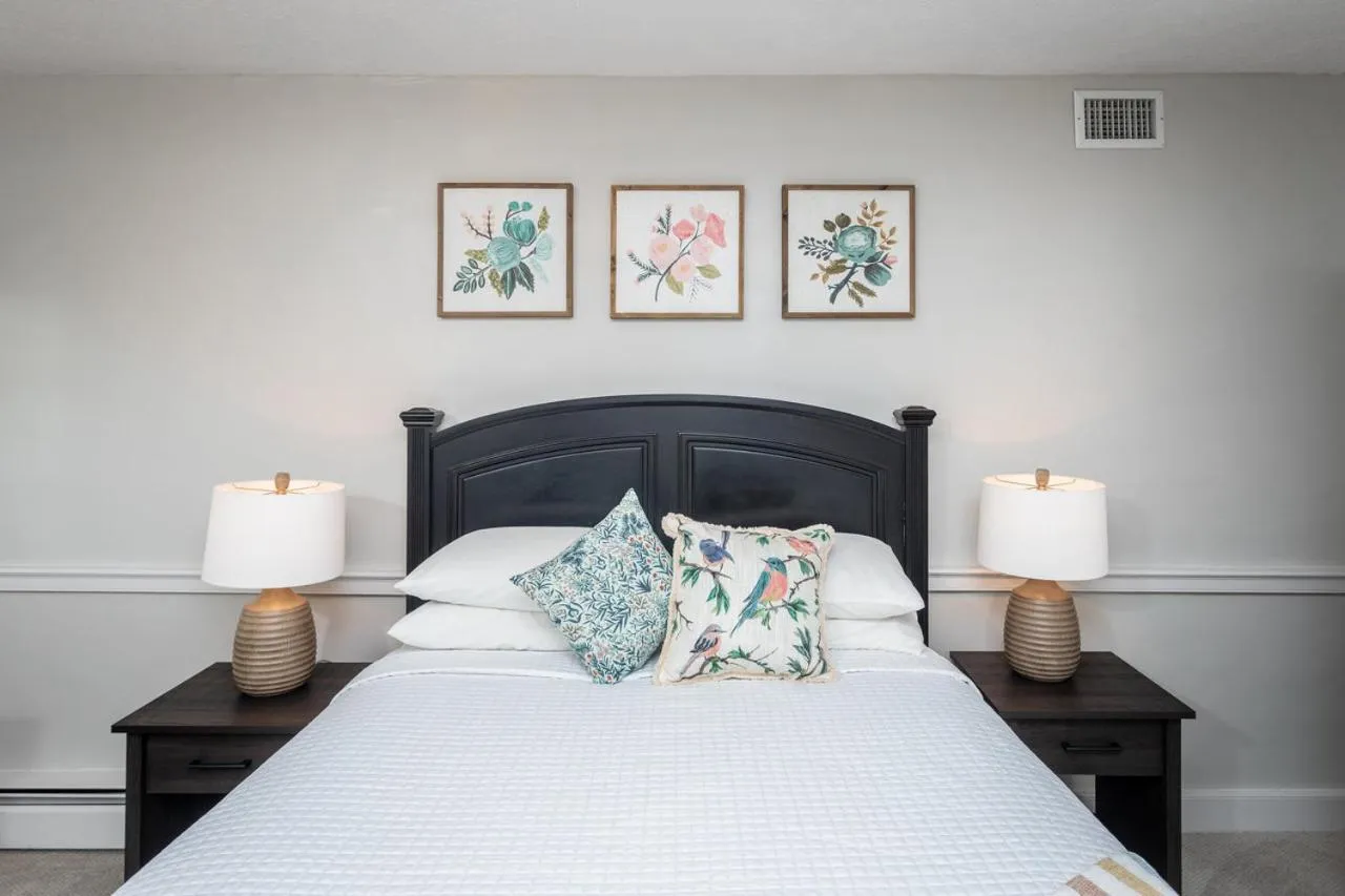 Bed in By the Side of the Road Inn & Cottages