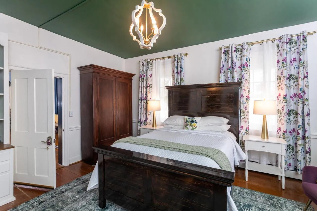 Bed in By the Side of the Road Inn & Cottages