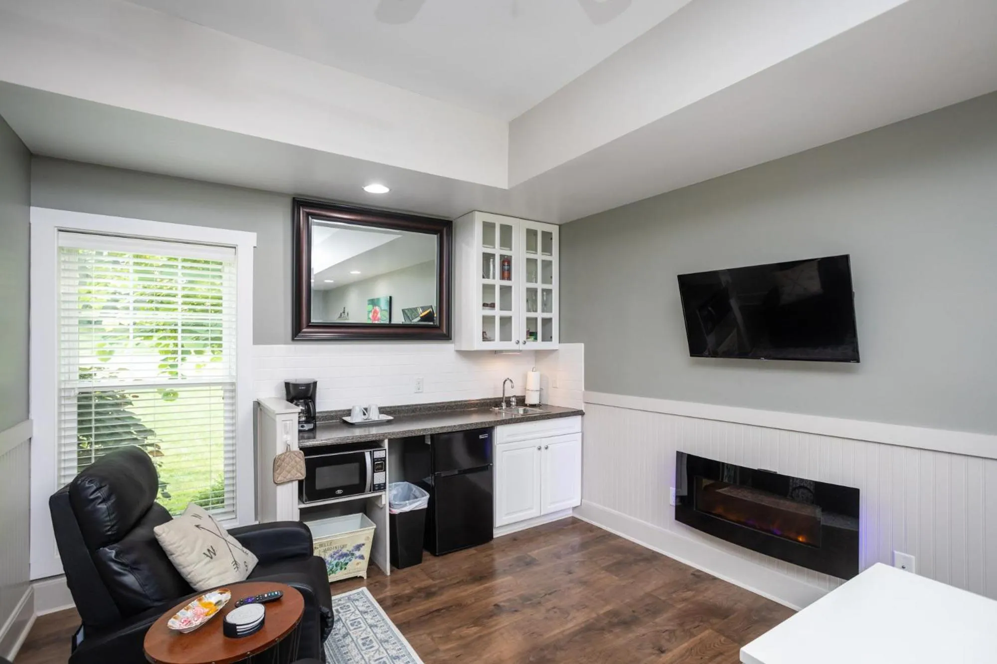 TV and multimedia in By the Side of the Road Inn & Cottages