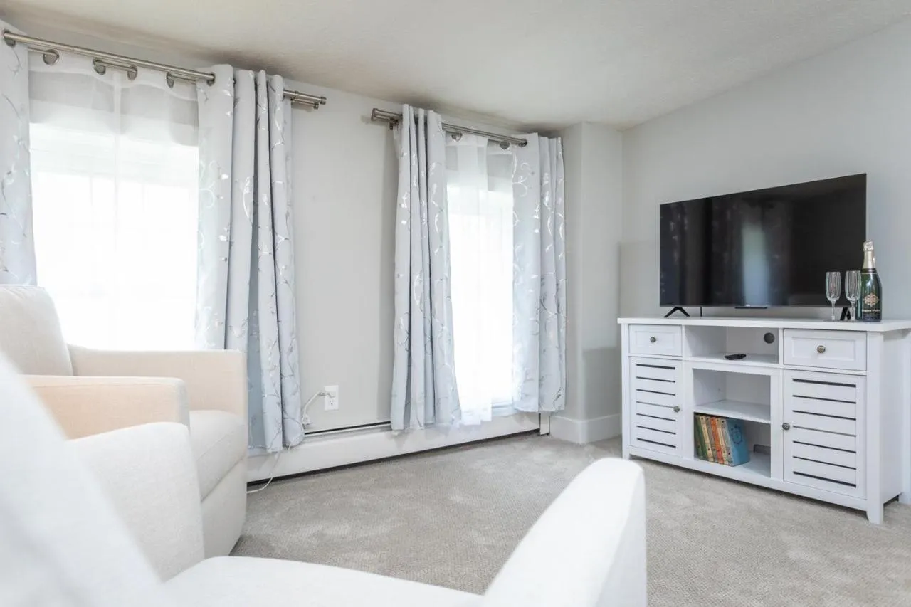 TV and multimedia in By the Side of the Road Inn & Cottages