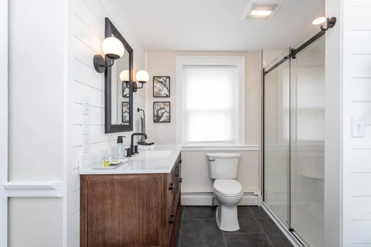 Shower in By the Side of the Road Inn & Cottages