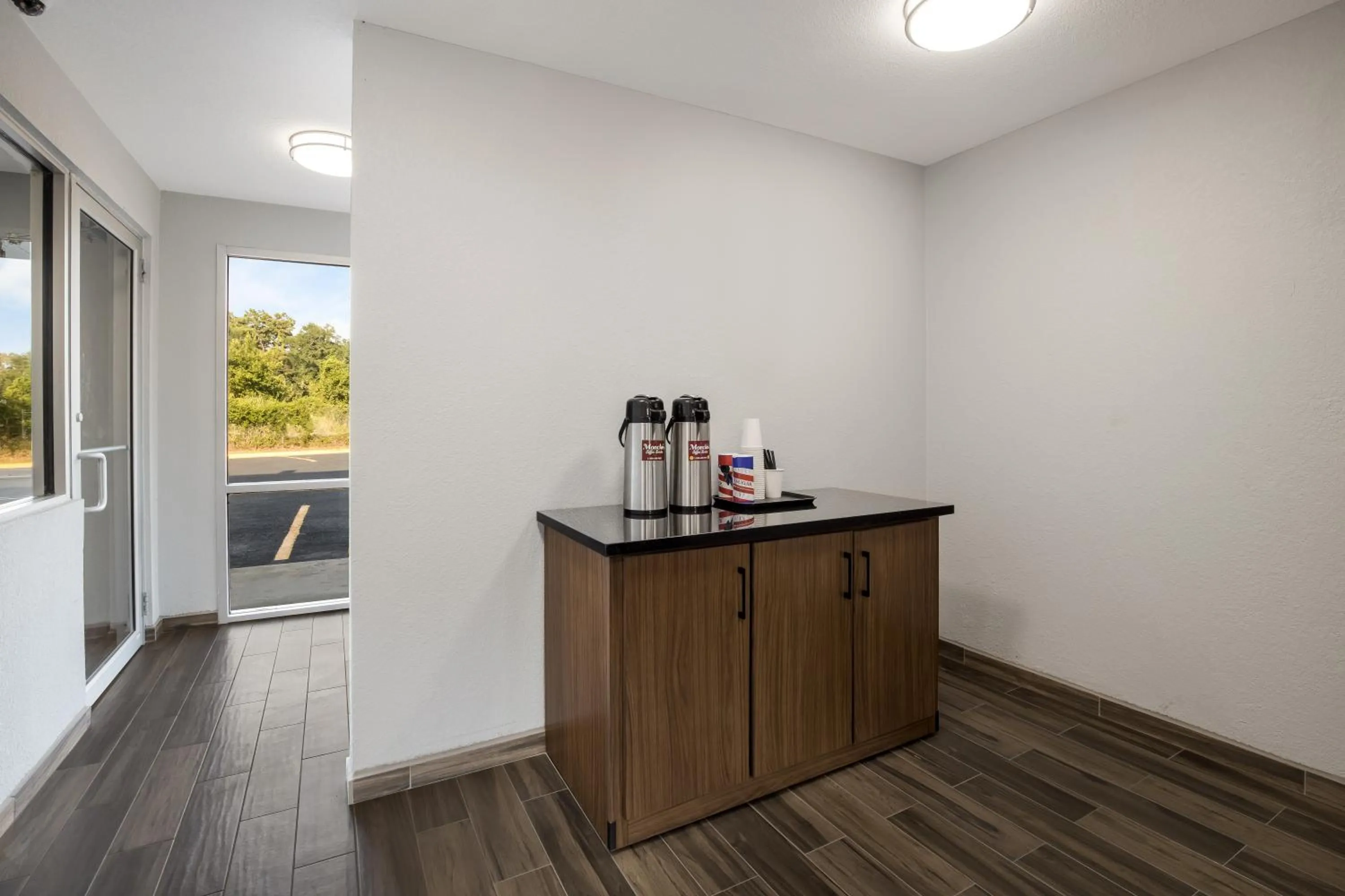 Coffee/tea facilities in HomeTowne Studios by Red Roof Orange, TX